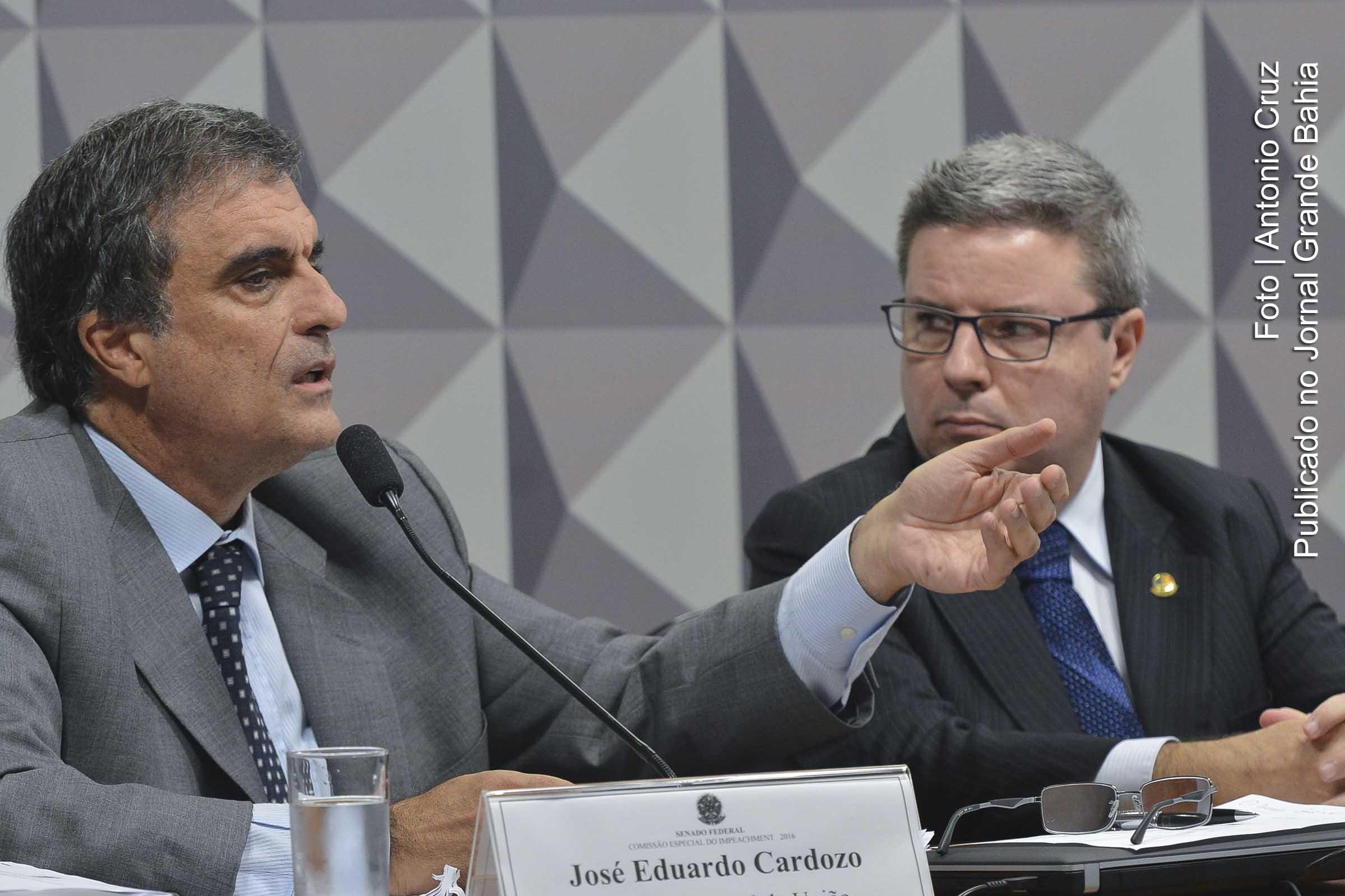 O advogado-geral da União, José Eduardo Cardoso, e o relator Antonio Anastasia conversam durante reunião da Comissão Especial do Impeachment no Senado sobre processo contra presidenta Dilma Rousseff.