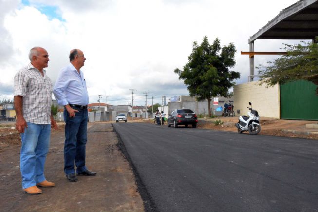 Prefeito José Ronaldo inspeciona obras.