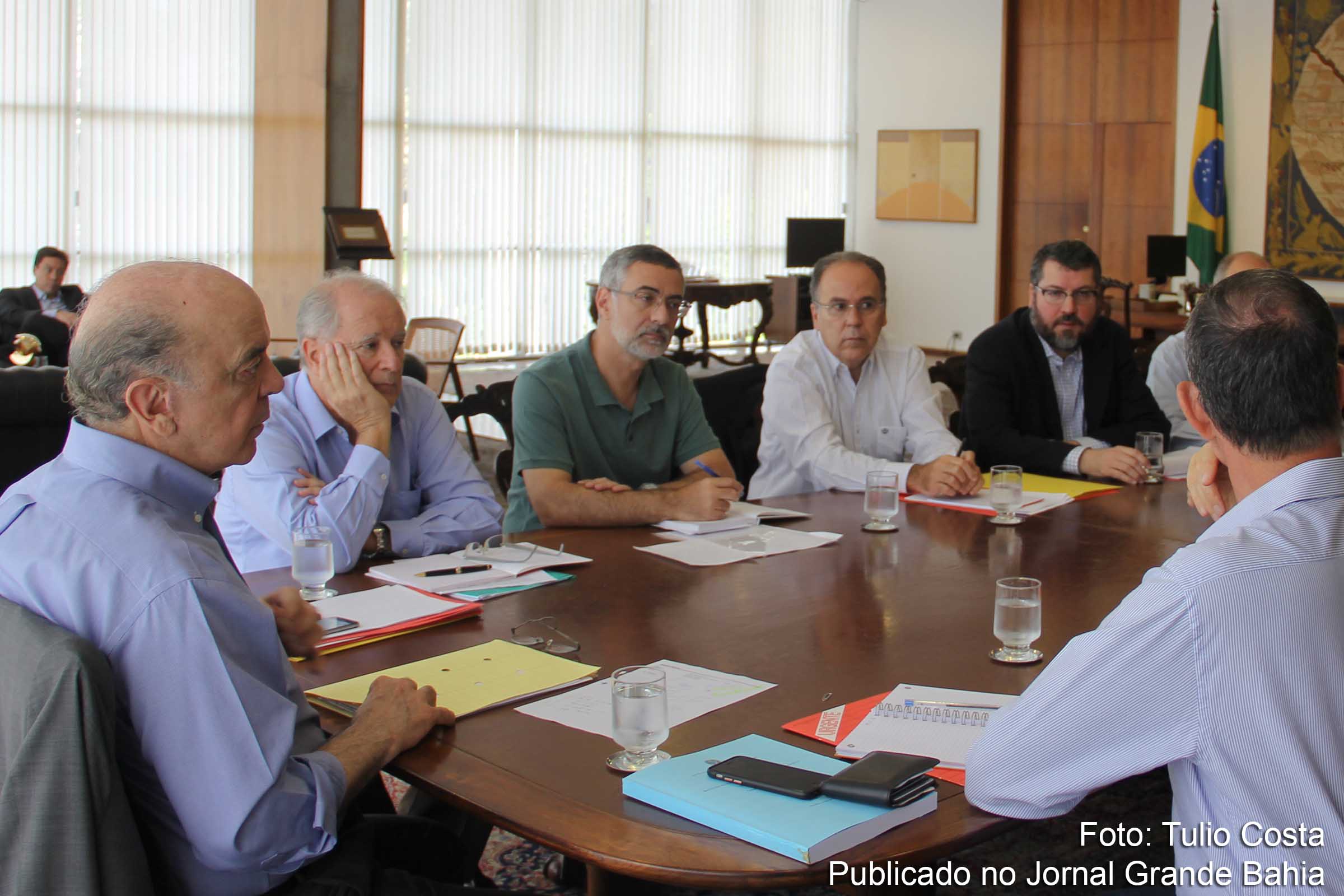 Reunião do Ministro das Relações Exteriores, José Serra, e equipe. Ministro José Serra acusou política externa do PT de ser partidária.