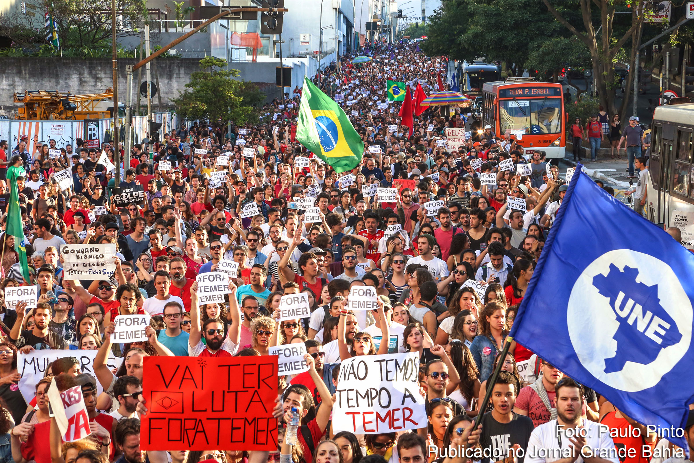 Manifestação contra o governo do presidente interino, Michel Temer. Na foto, manifestantes descem a rua da Consolação, no sentido centro.