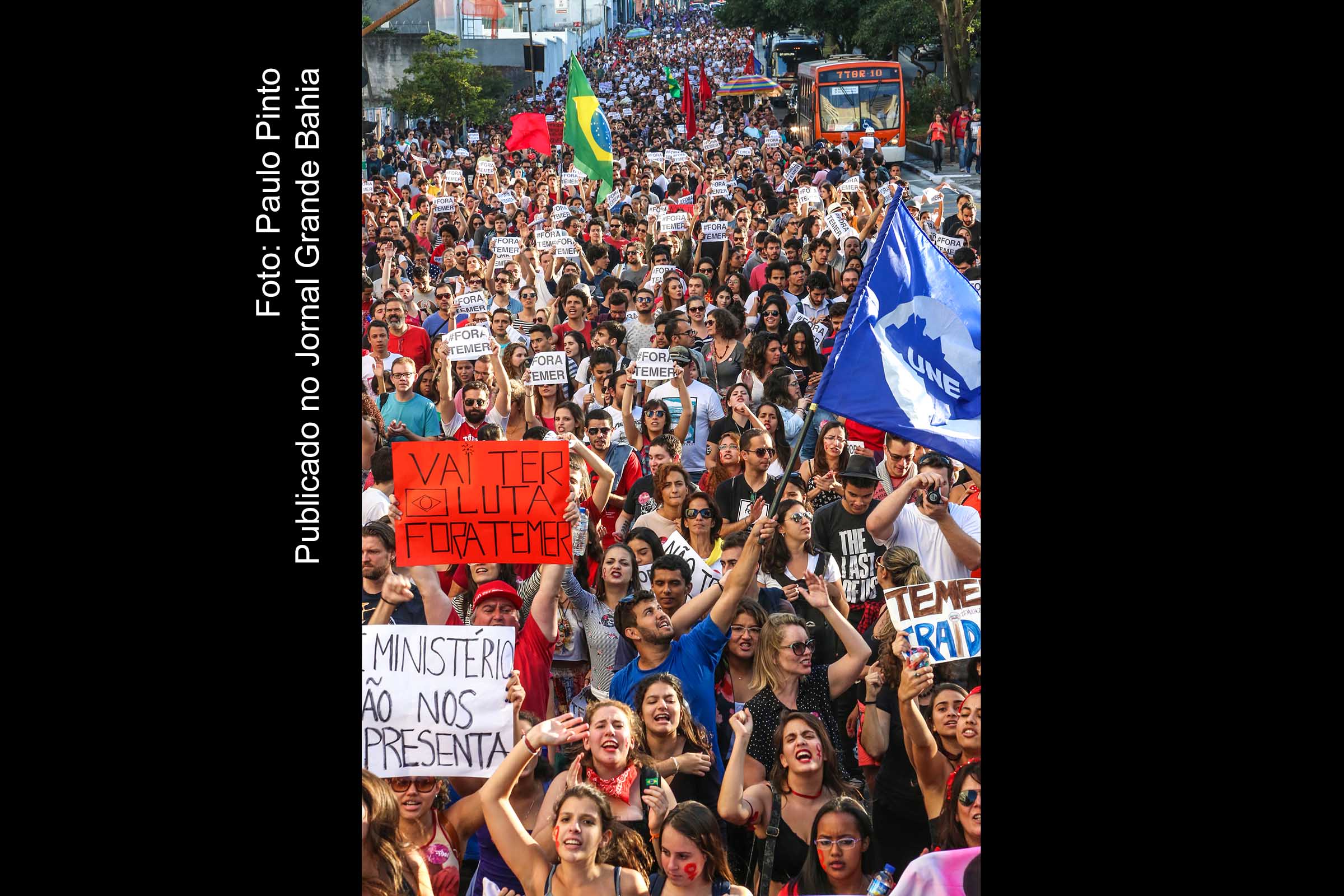 Manifestação contra o governo do presidente interino, Michel Temer. Na foto, manifestantes descem a rua da Consolação, no sentido centro.