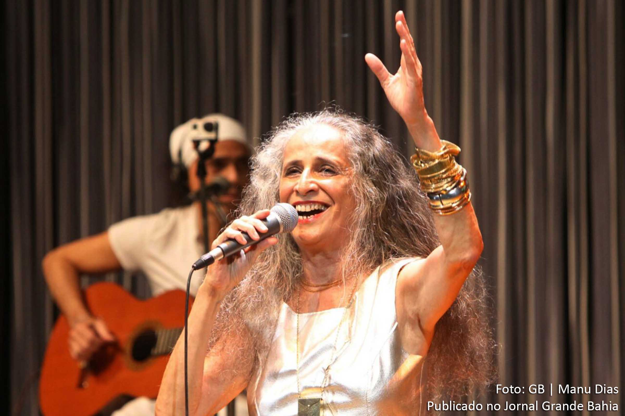 Com oração e poema, a cantora baiana Maria Bethânia abriu oficialmente o festival 'Eu Sou a Concha'.