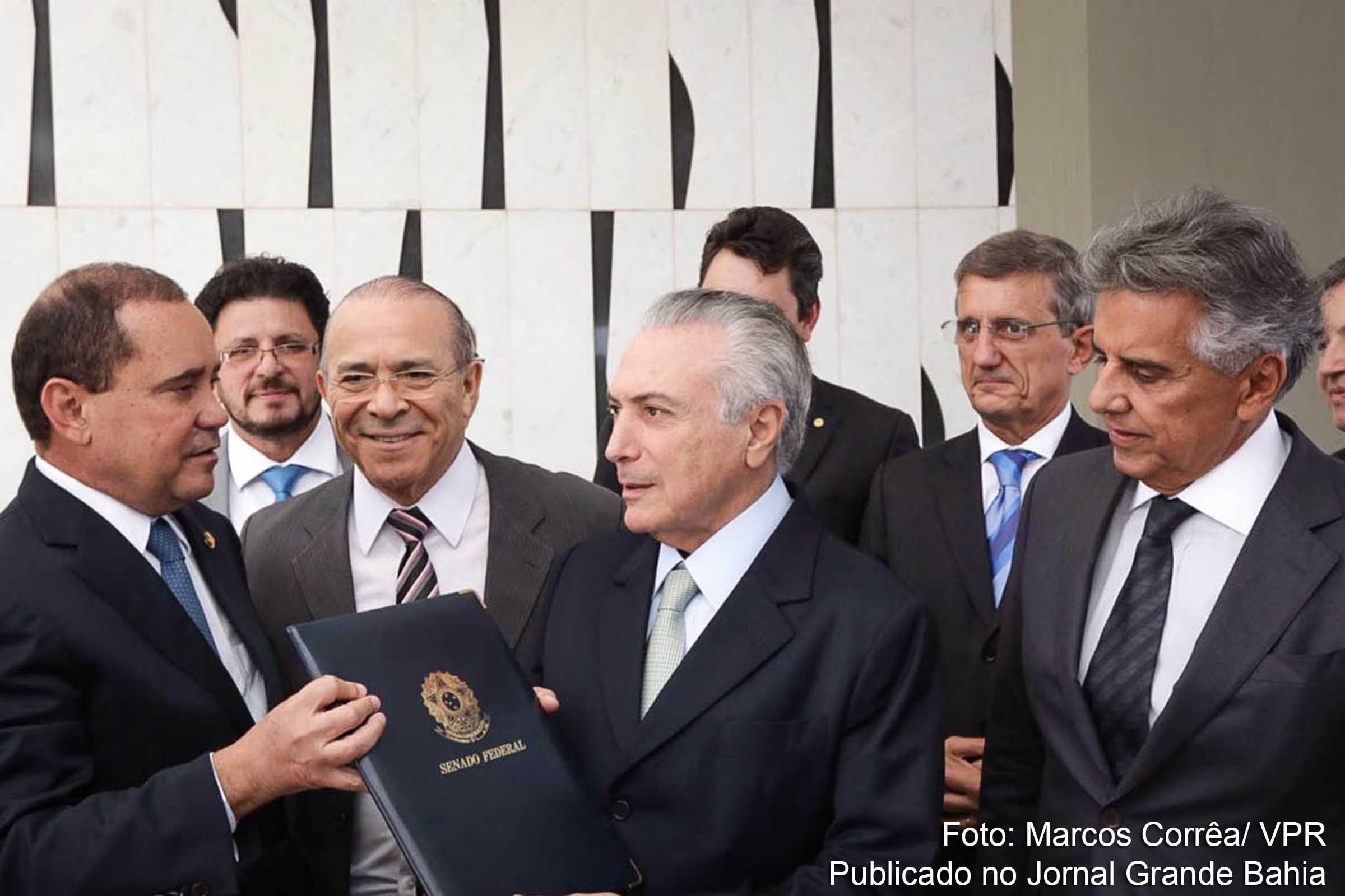 Michel Temer recebe notificação de posse como presidente interino.
