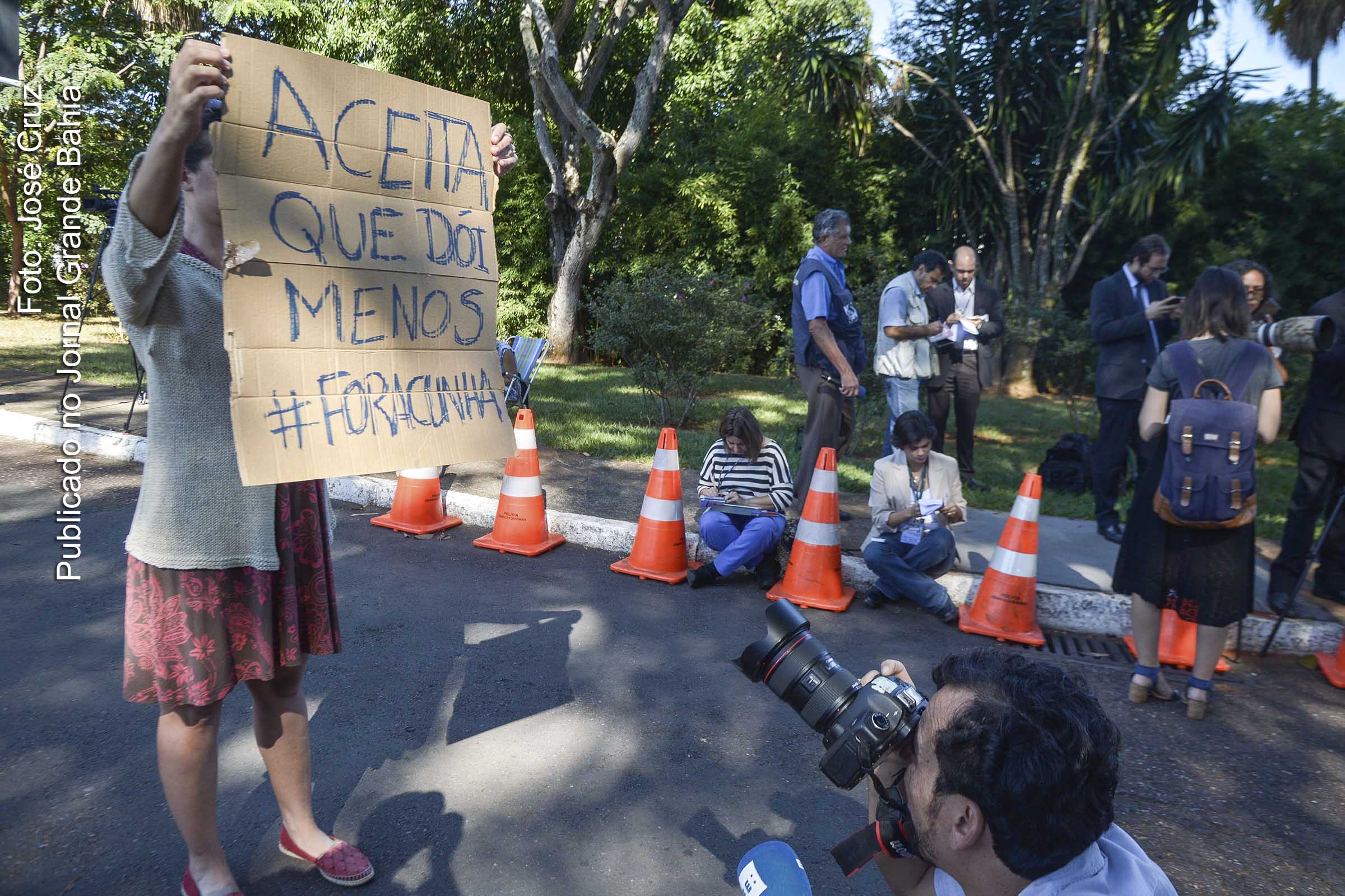 Movimentação em frente a residência do deputado Eduardo Cunha após ministro do STF Teori Zavascki deferir em liminar a suspensão de seu mandato.