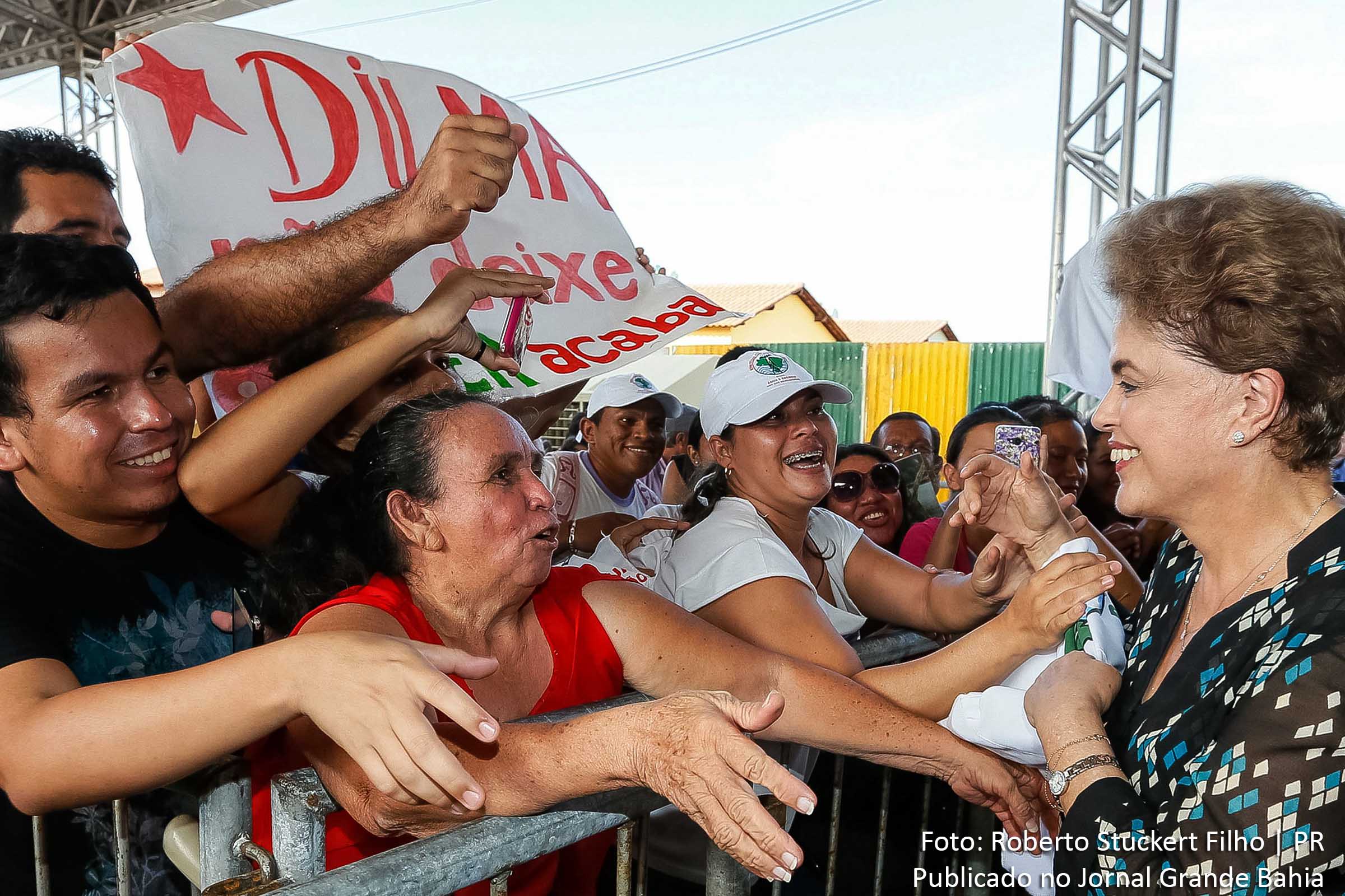 Presidenta Dilma é cumprimentada por populares, em Santarém.