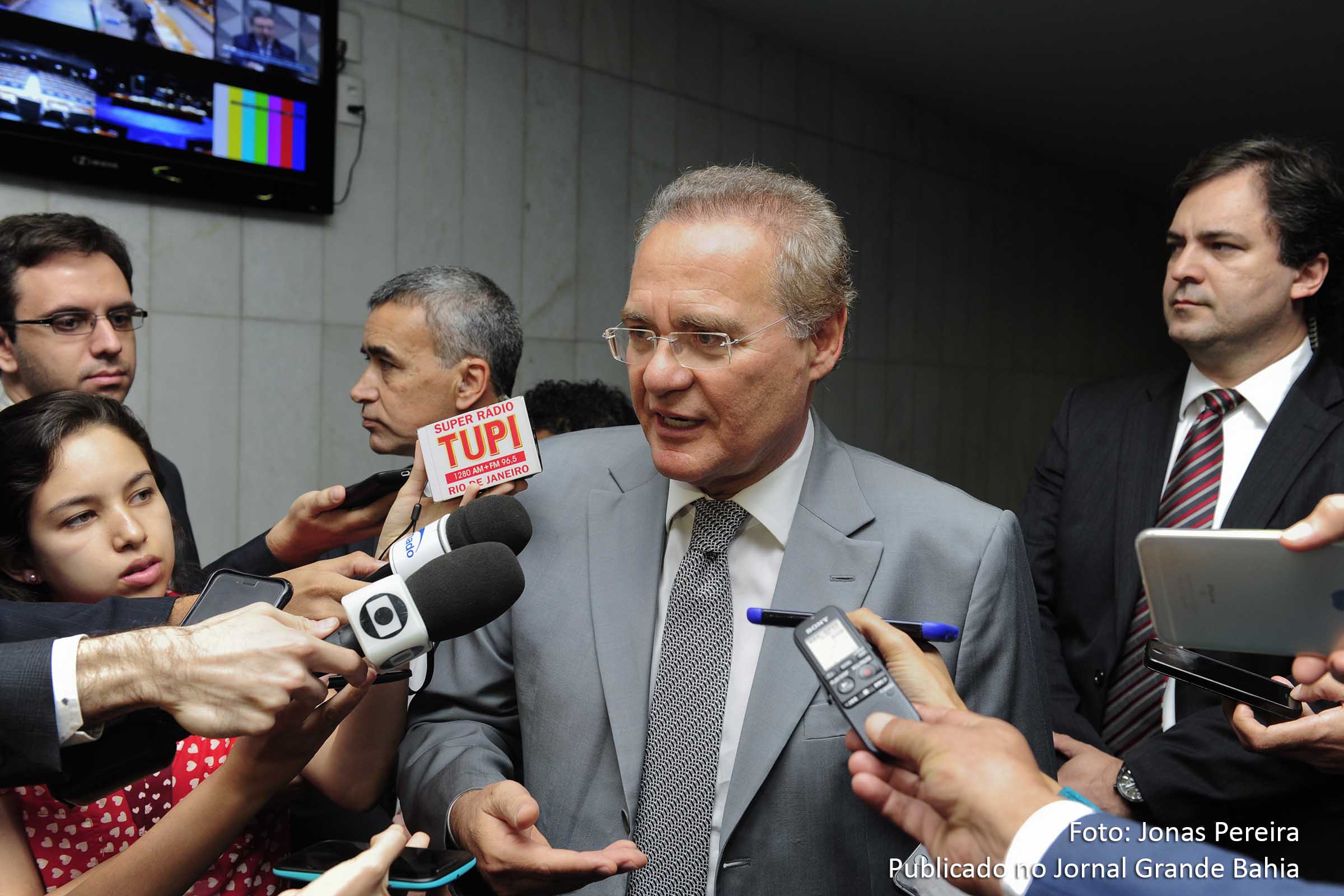 Senador Renan Calheiros anuncia que impeachment deve ser votado na quarta-feira.