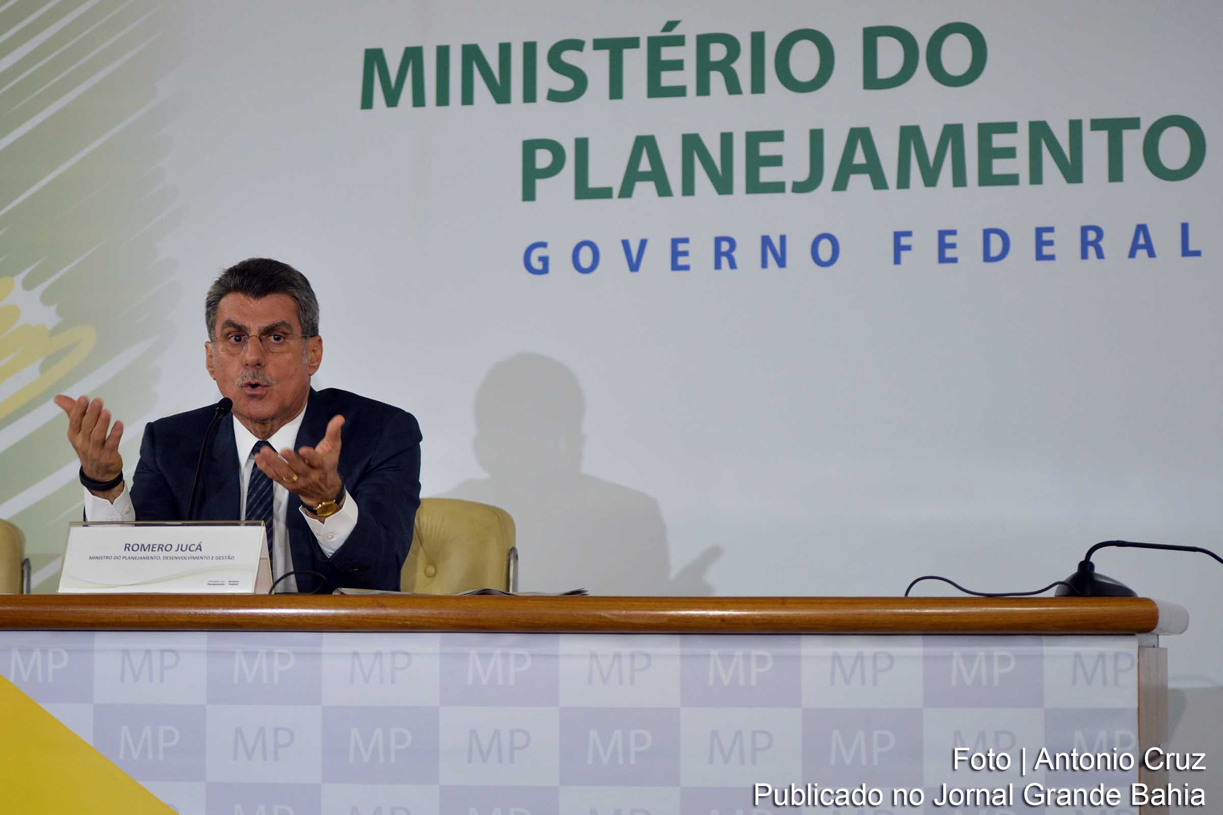 O ministro do Planejamento Romero Jucá, durante entrevista coletiva em que explica teor da conversa gravada entre ele e o ex-presidente da Transpetro Sérgio Machado, em que teria falado sobre barrar investigações da Lava Jato.