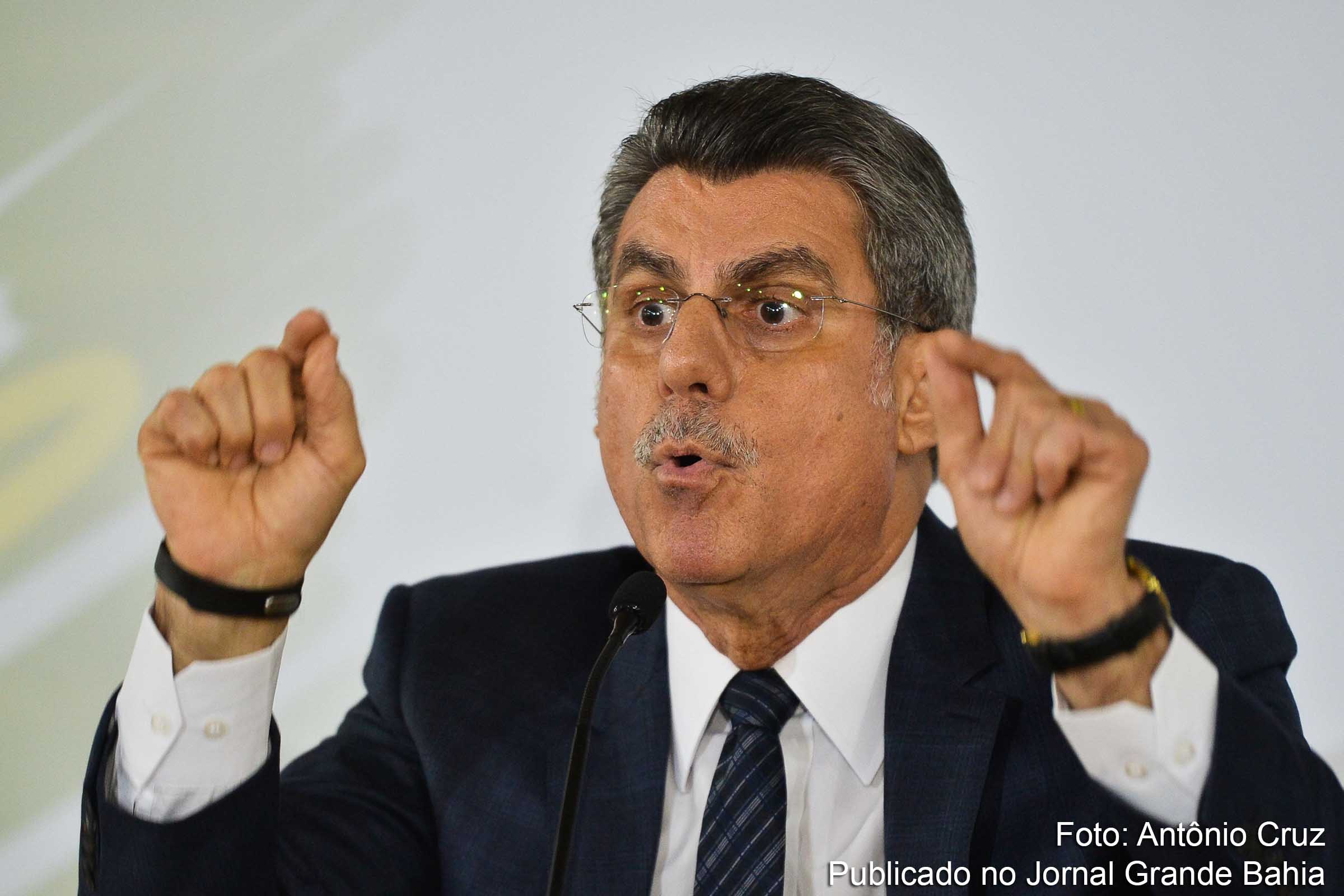 O segundo golpe – o da farsa - é o que ocorre atualmente, quando um plenário duvidoso caça 54 milhões de votos com a finalidade de “safar” políticos corruptos.