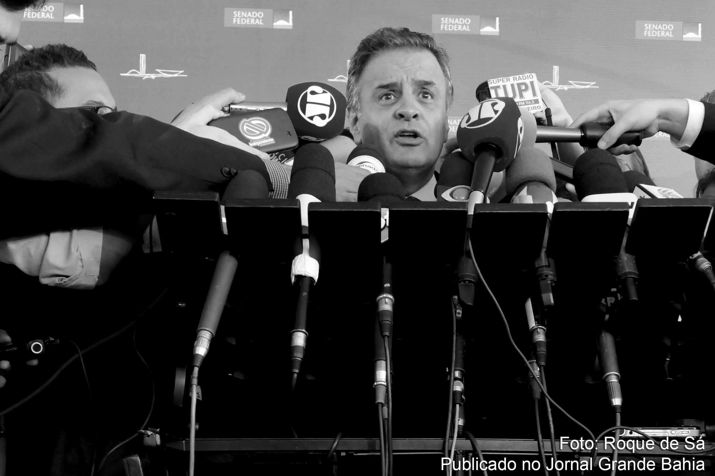 Senador Aécio Neves (PSDB-MG) por indício de ato de corrupção.