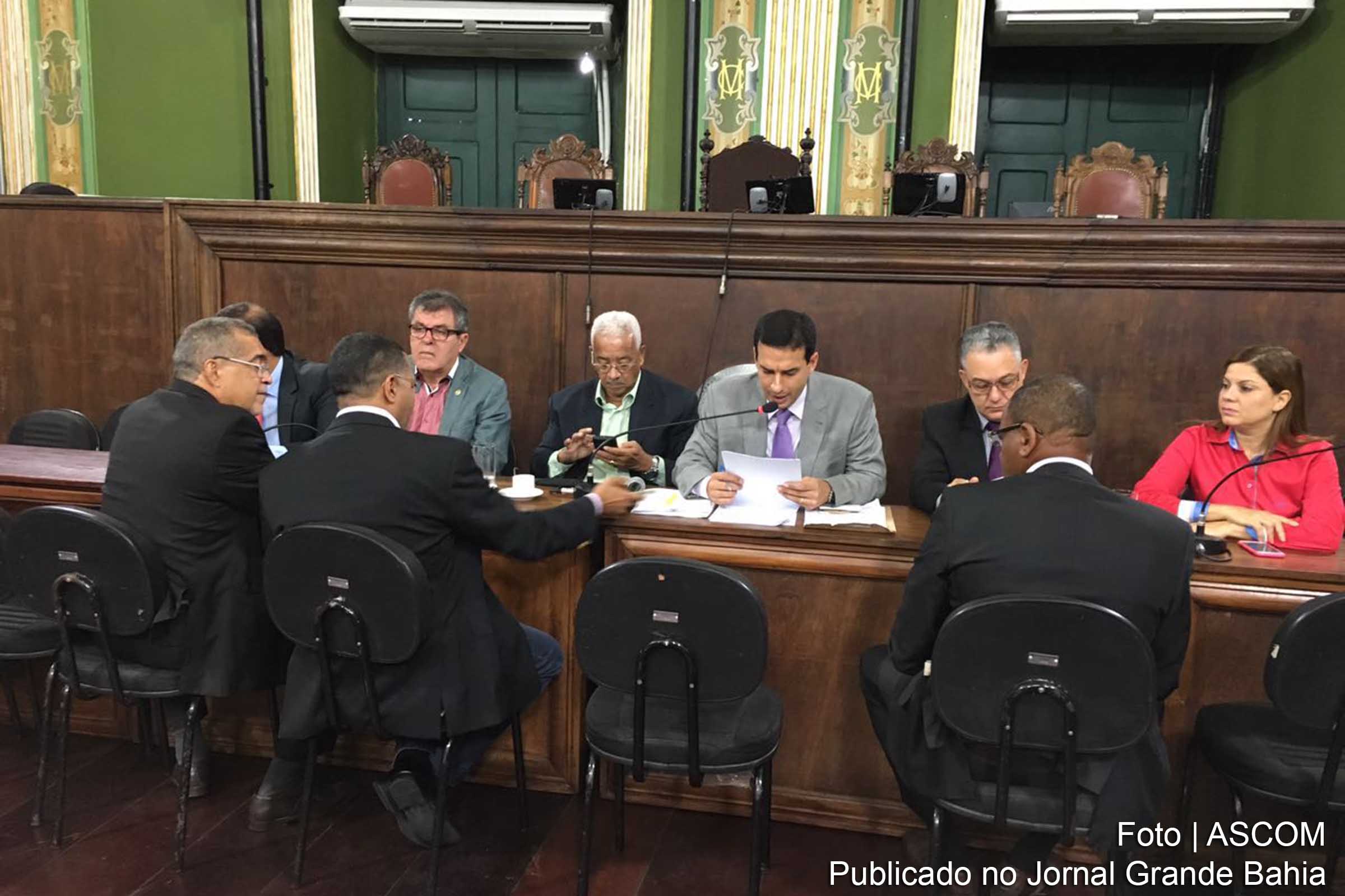 Vereador Leonardo Silva Prates (Leo Prates) lê relatório do PDDU e destaca aprovação nas comissões da Câmara Municipal.