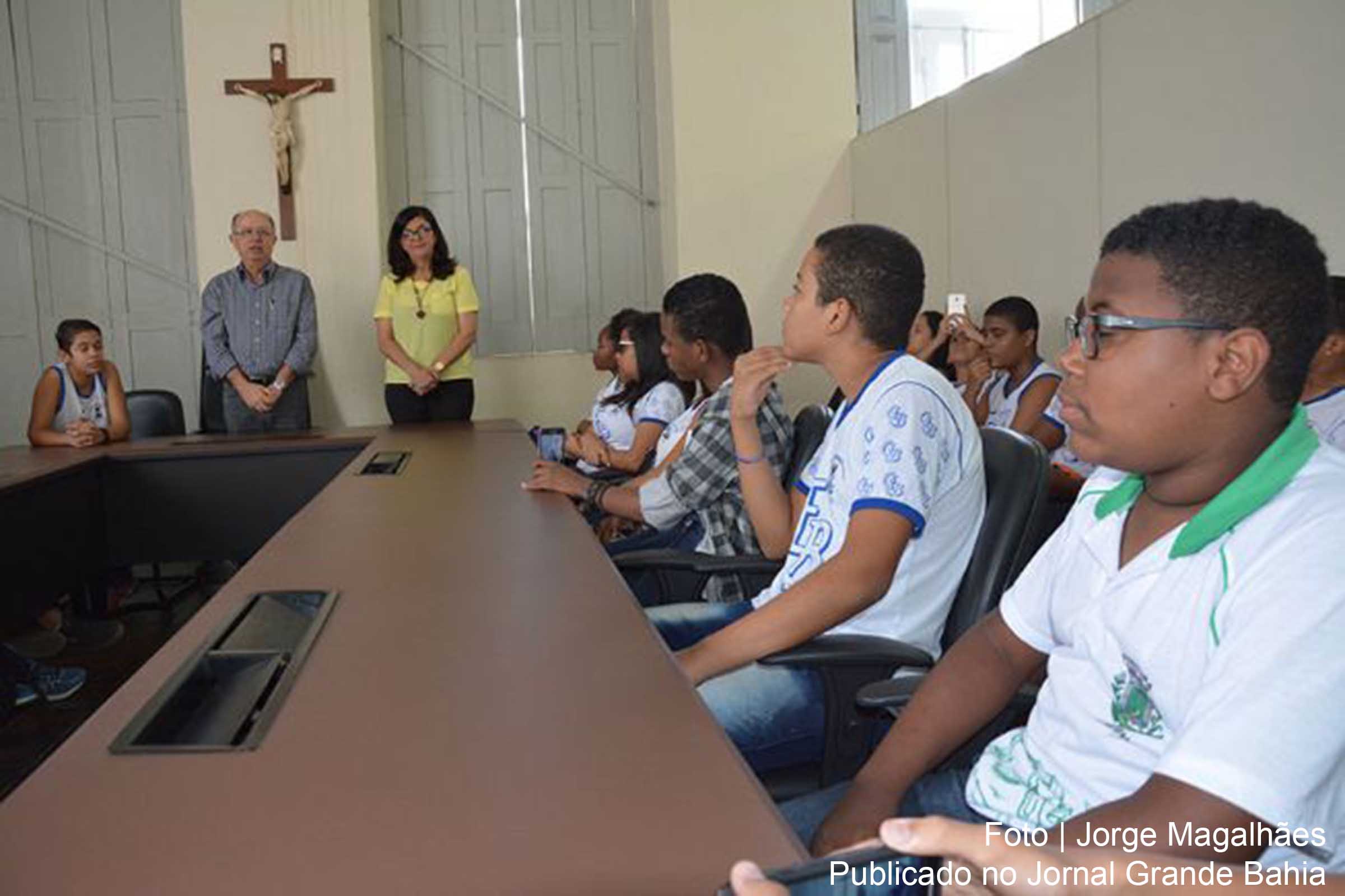 Estudantes visitam prefeito José Ronaldo de Carvalho.