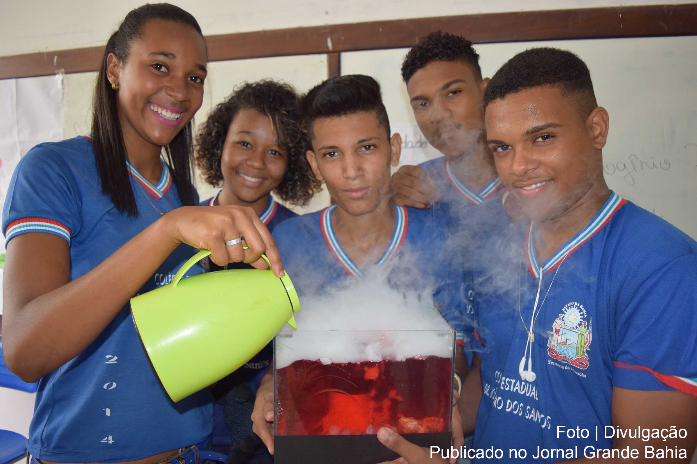 Alunos e alunas do Colegio João Pedro Santos durante III Feira de Ciências.