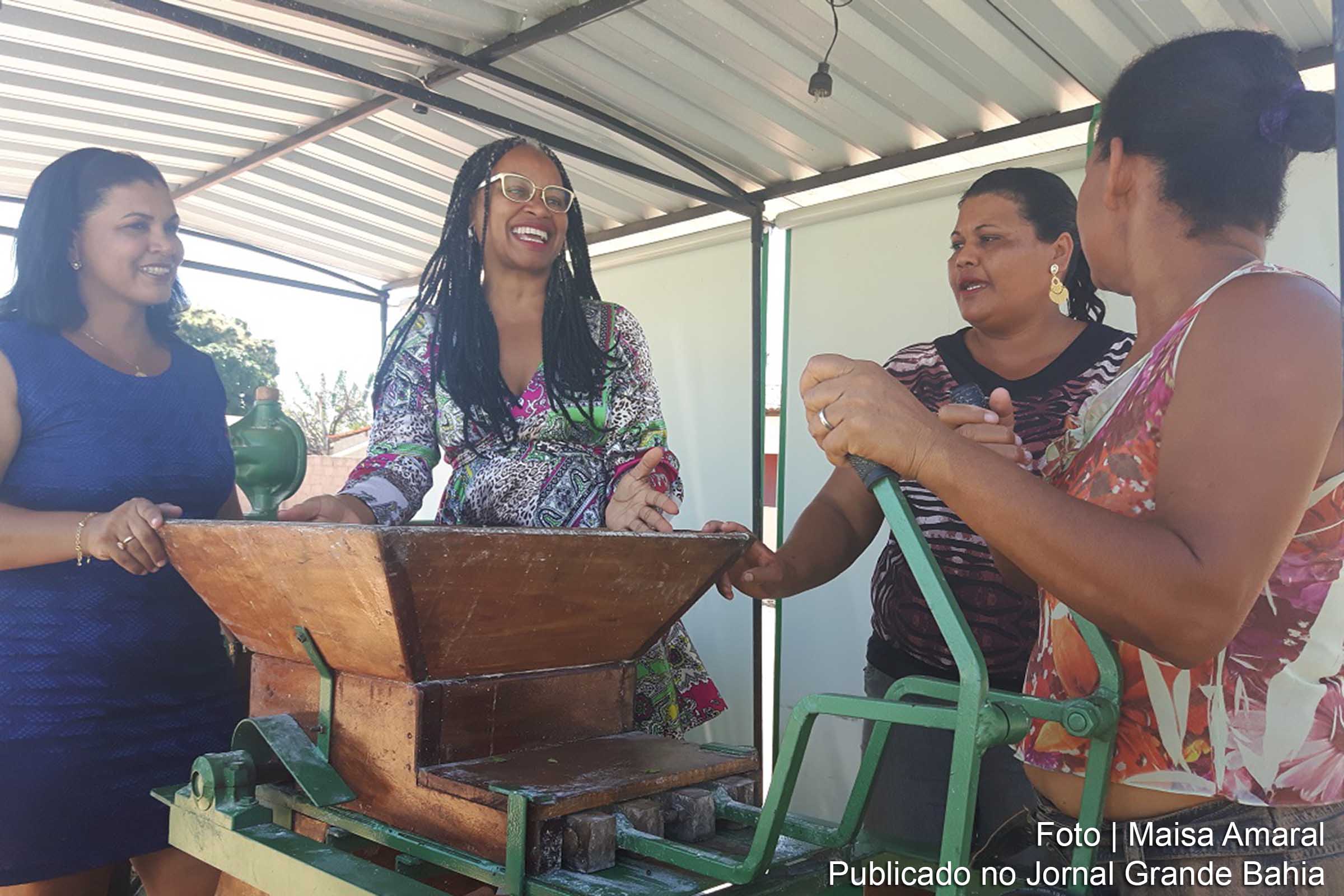 Secretaria Estadual de Políticas para as Mulheres da Bahia entrega Casa de Farinha Móvel.