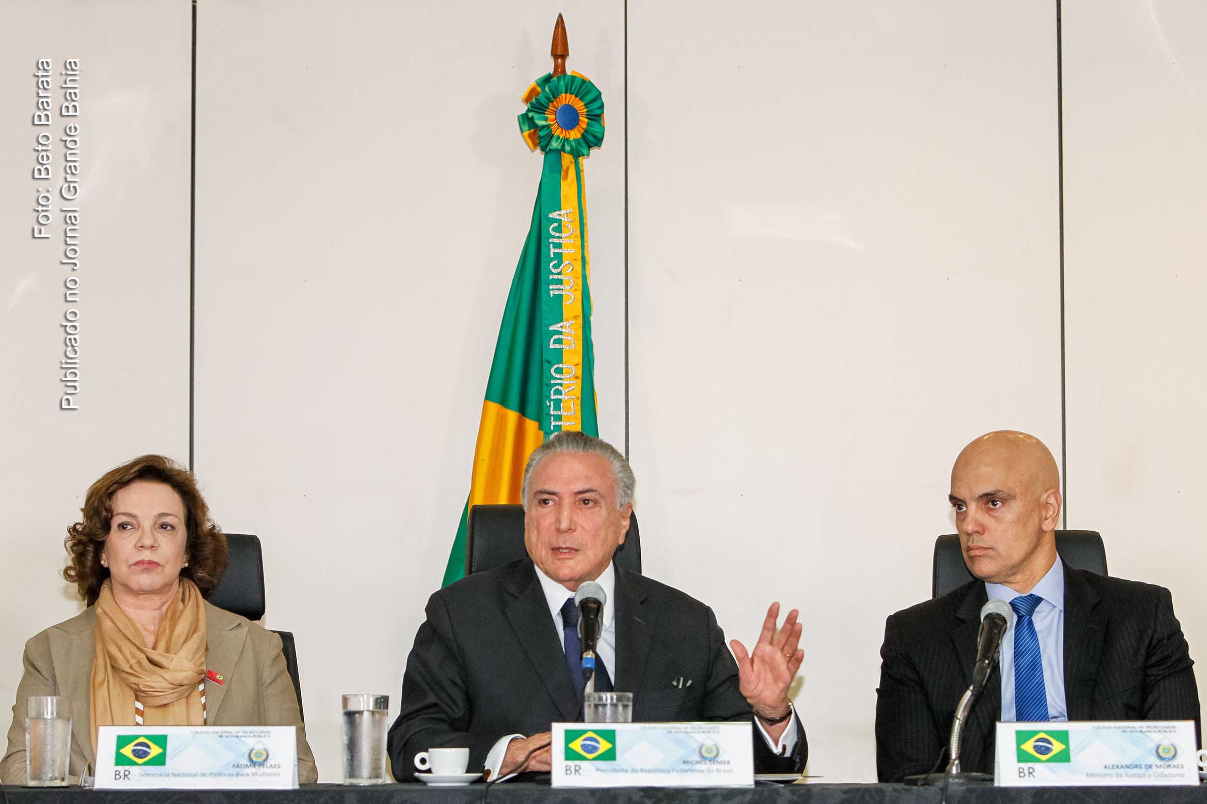 Secretária Nacional de Políticas para Mulheres, Fátima Pelaes; presidente interino Michel Temer e Alexandre de Moraes, Ministro da Justiça e Cidadania. Elementos indiciários de esquemas de corrupção vinculados ao PMDB, indicam que Governo Temer se caracteriza por uma cleptocracia.