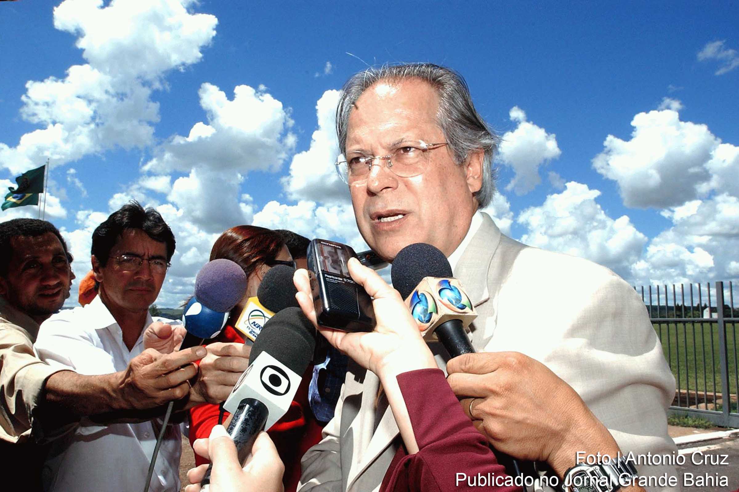 José Dirceu dá entrevista na porta do Palácio da Alvorada, quando ministro-chefe da Casa Civil.
