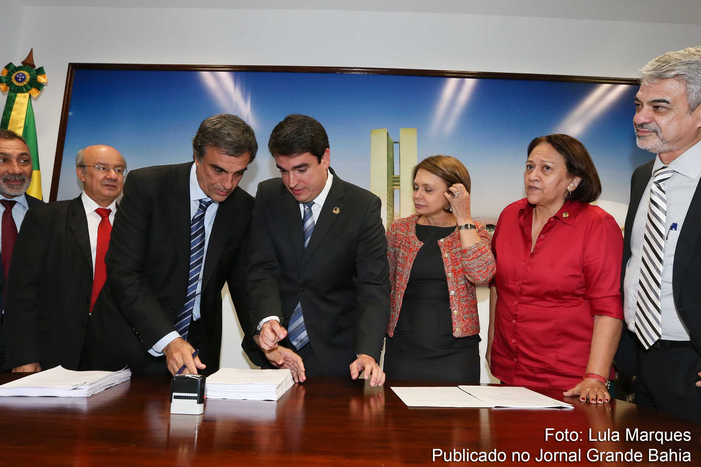 Advogado da presidenta Dilma Rousseff, José Eduardo Cardozo, entrega a defesa para o secretário geral da mesa, Luiz Fernando Bandeira.