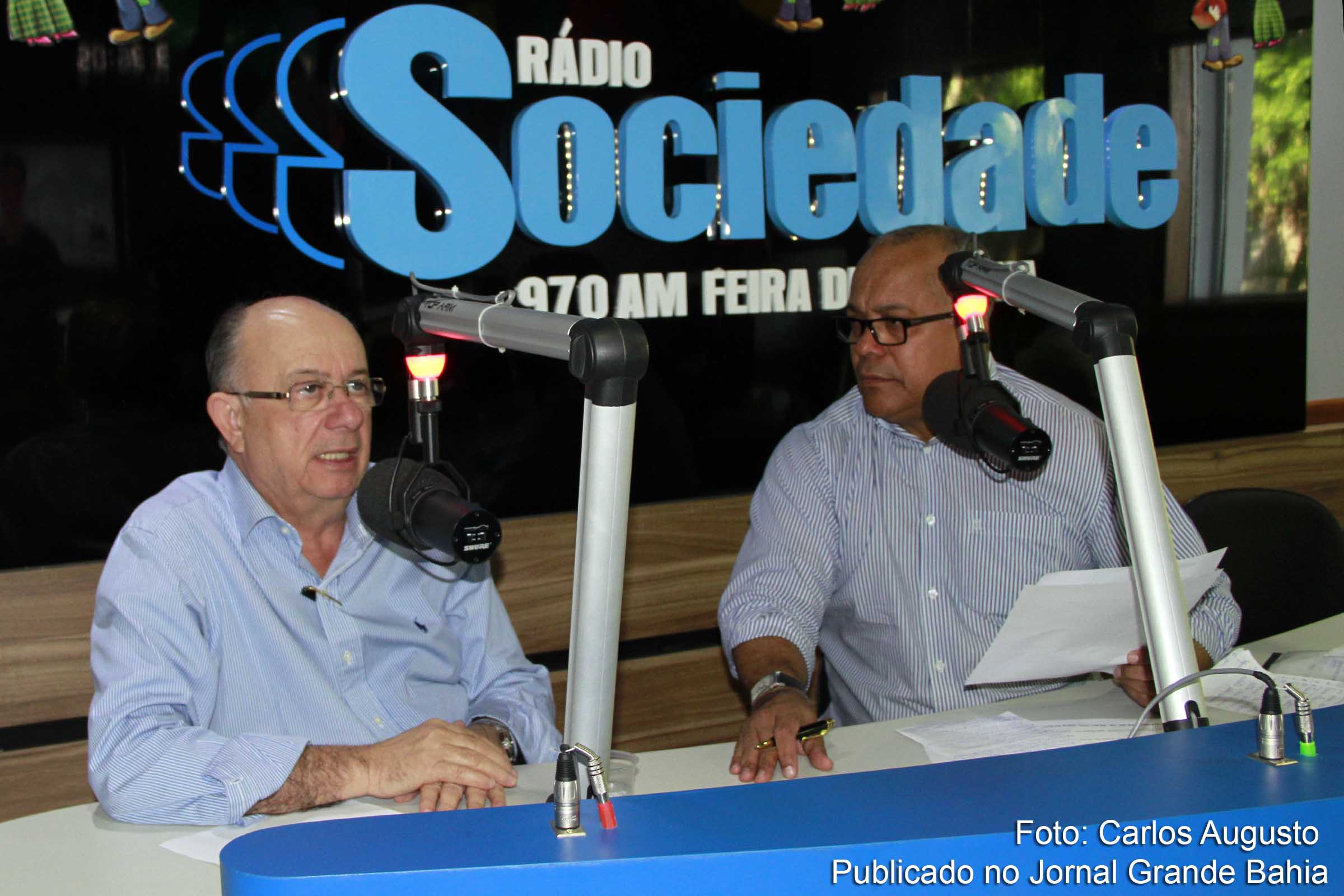 Durante entrevista em 28/06/2016, o prefeito José Ronaldo elogiou a atuação jornalística de Joilton Freitas e desejou êxito em sua pré-candidatura a vereador por Feira de Santana. O pronunciamento marcou a despedida do jornalista do programa Rotativo News e destacou sua trajetória profissional, além de simbolizar a transição do comunicador para a política institucional.