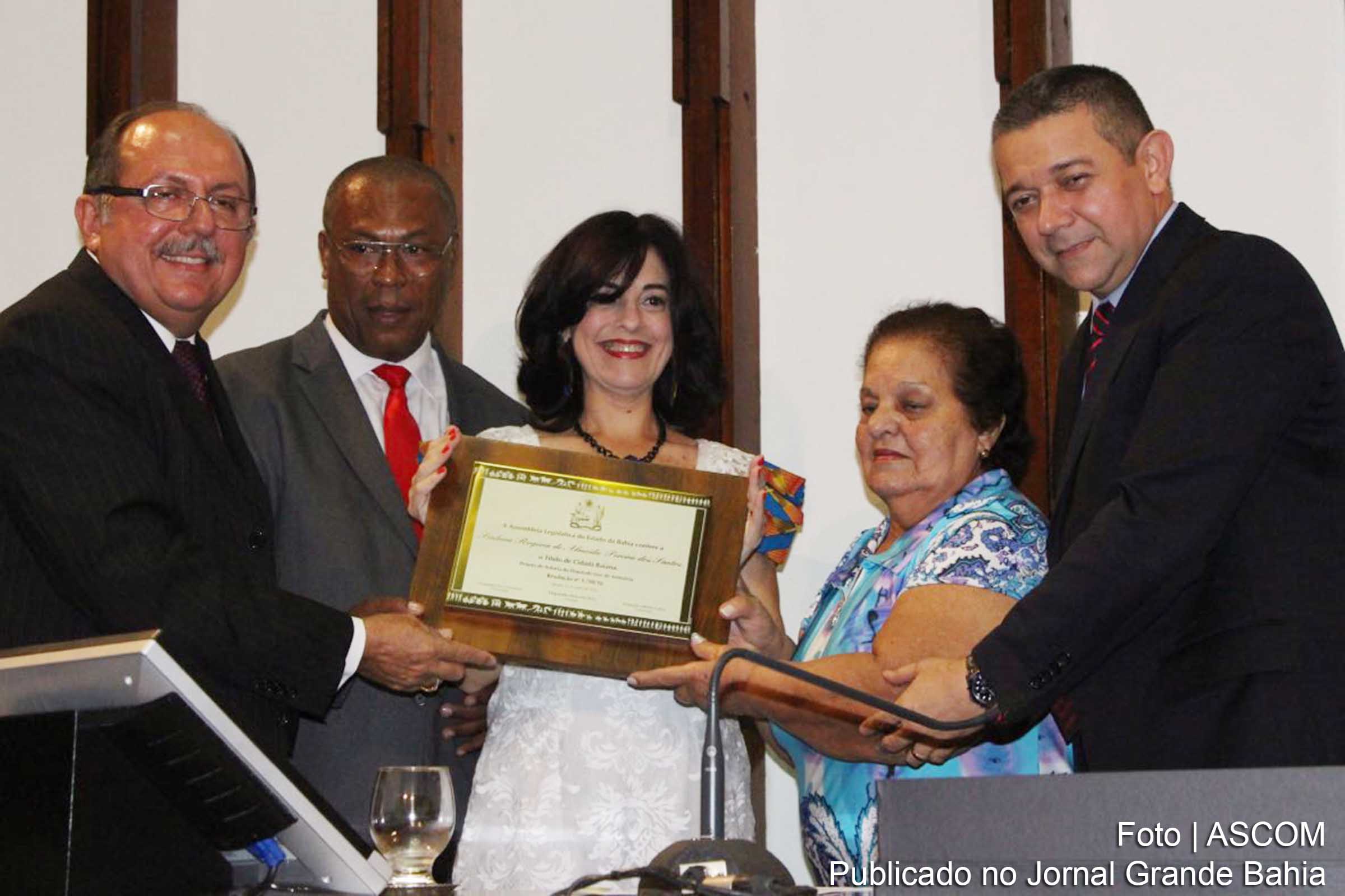 Deputado José de Arimateia entrega título a advogada Cris Oliveira.