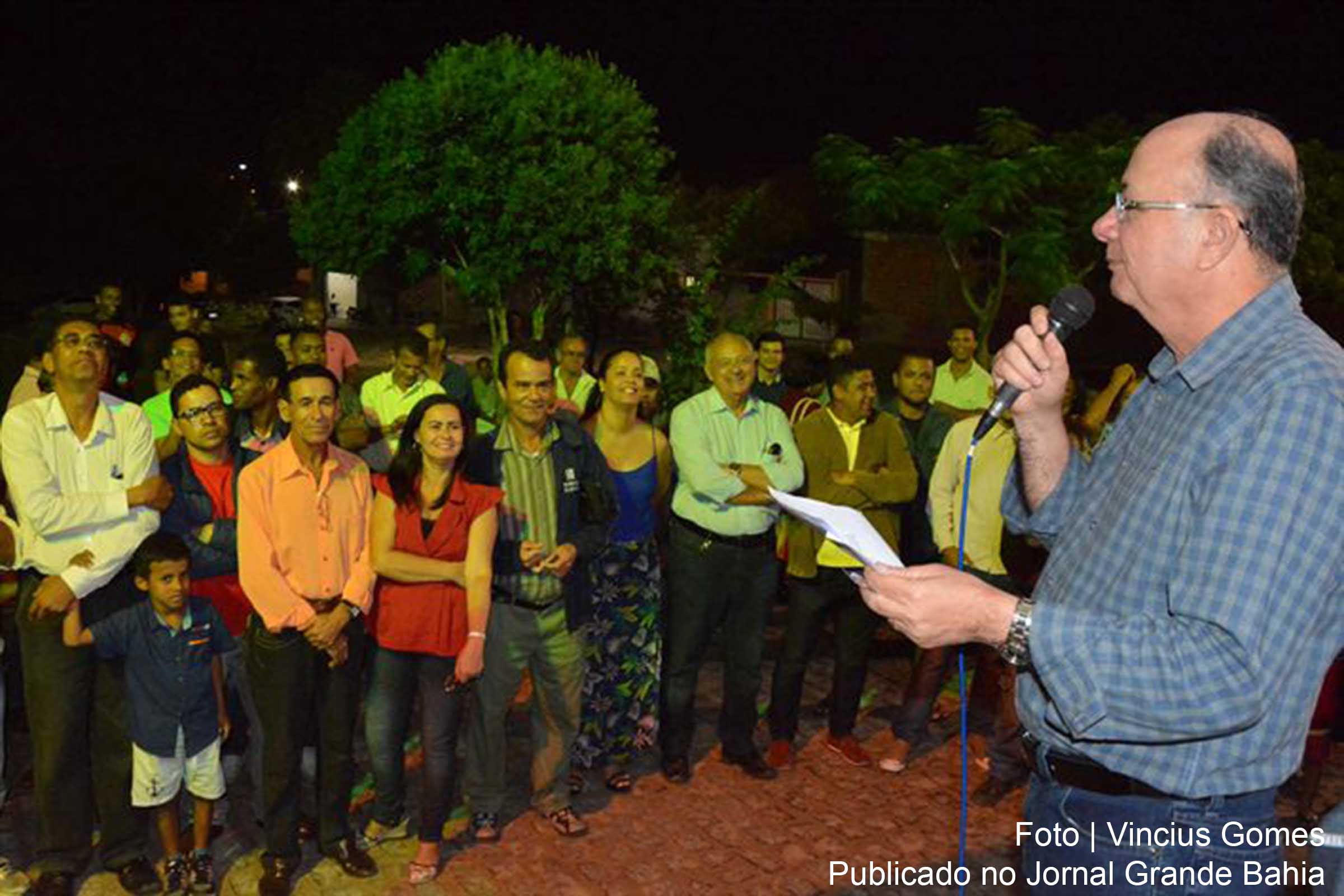 Prefeito José Ronaldo de Carvalho inaugura pavimentação de ruas.