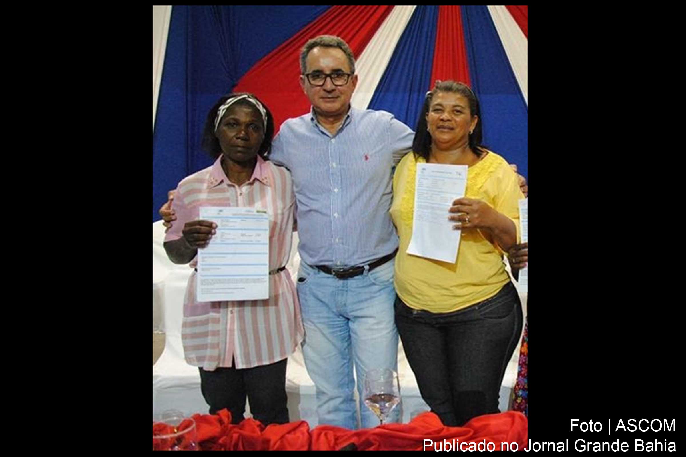 O secretário Geraldo Reis, e as agricultoras Rosa Carneiro e Maria José de Almeida.