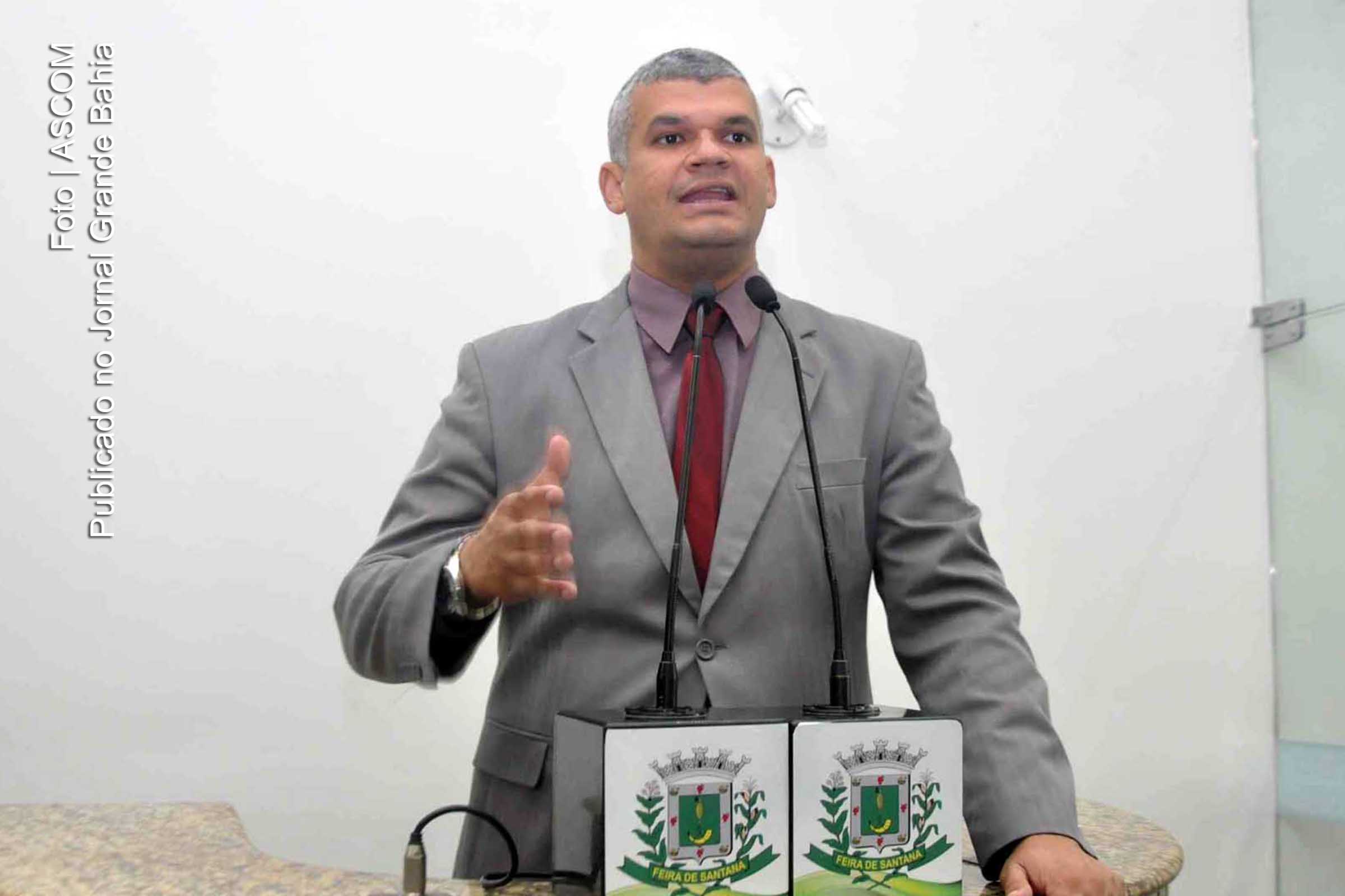 O vereador Pablo Roberto durante pronunciamento na Câmara Municipal de Feira de Santana, destacando estudo sobre a Lagoa do Subaé e homenageando o cientista social Carlos Augusto por suas contribuições à pesquisa e ao debate público.