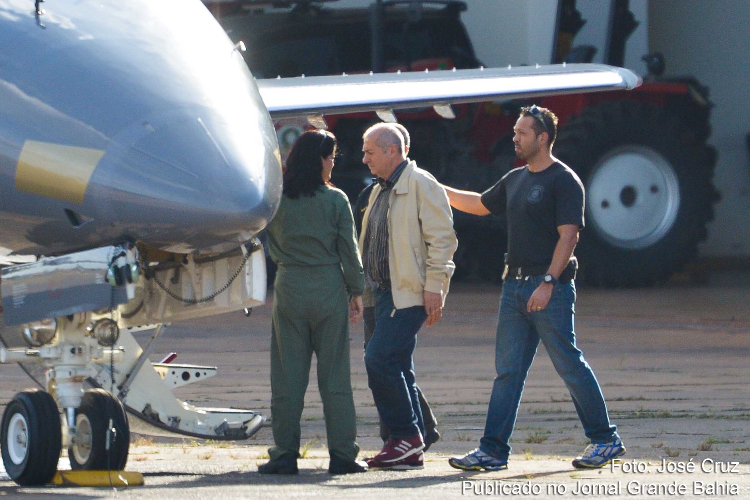 O ex-ministro do Planejamento Paulo Bernardo foi preso, em Brasília, preventivamente durante a Operação Custo Brasil, e transferido pela Polícia Federal para São Paulo.