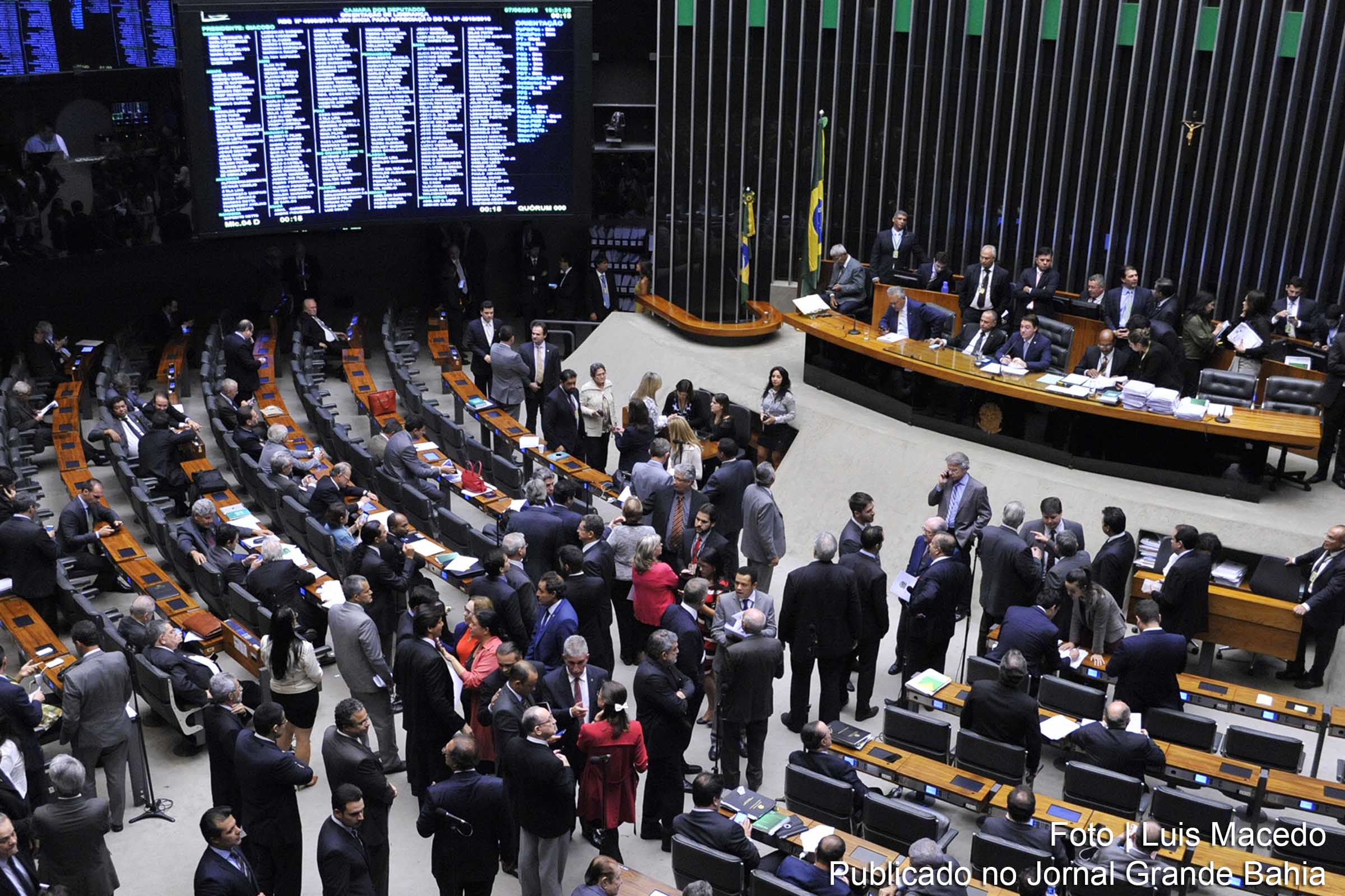 Aprovação da Desvinculação de Receitas da União (DRU) gera controvérsia.
