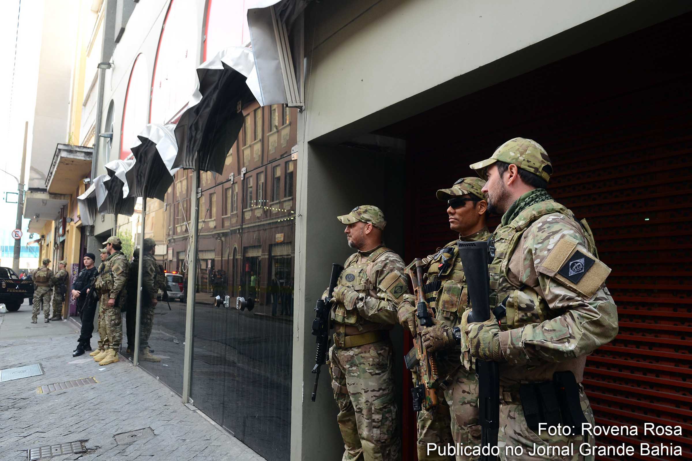 A Polícia Federal cumpre mandado de busca e apreensão como parte da Operação Custo Brasil na sede do Partido dos Trabalhadores, na capital paulista.
