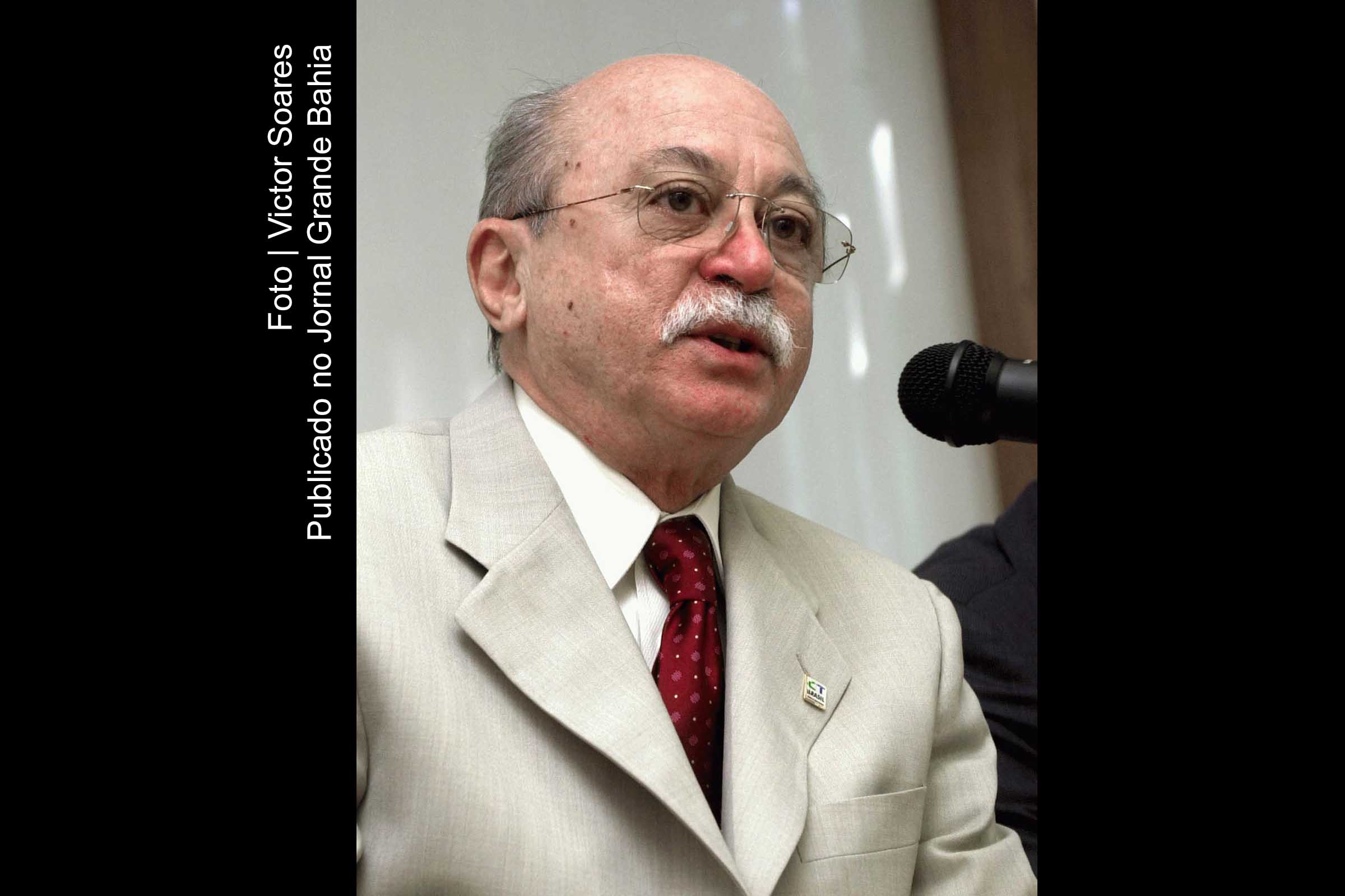 Roberto Átila Amaral Vieira (Roberto Amaral) cientista político, ex-ministro da Ciência e Tecnologia e ex-presidente do PSB, a autor da obra Socialismo, morte e ressurreição.