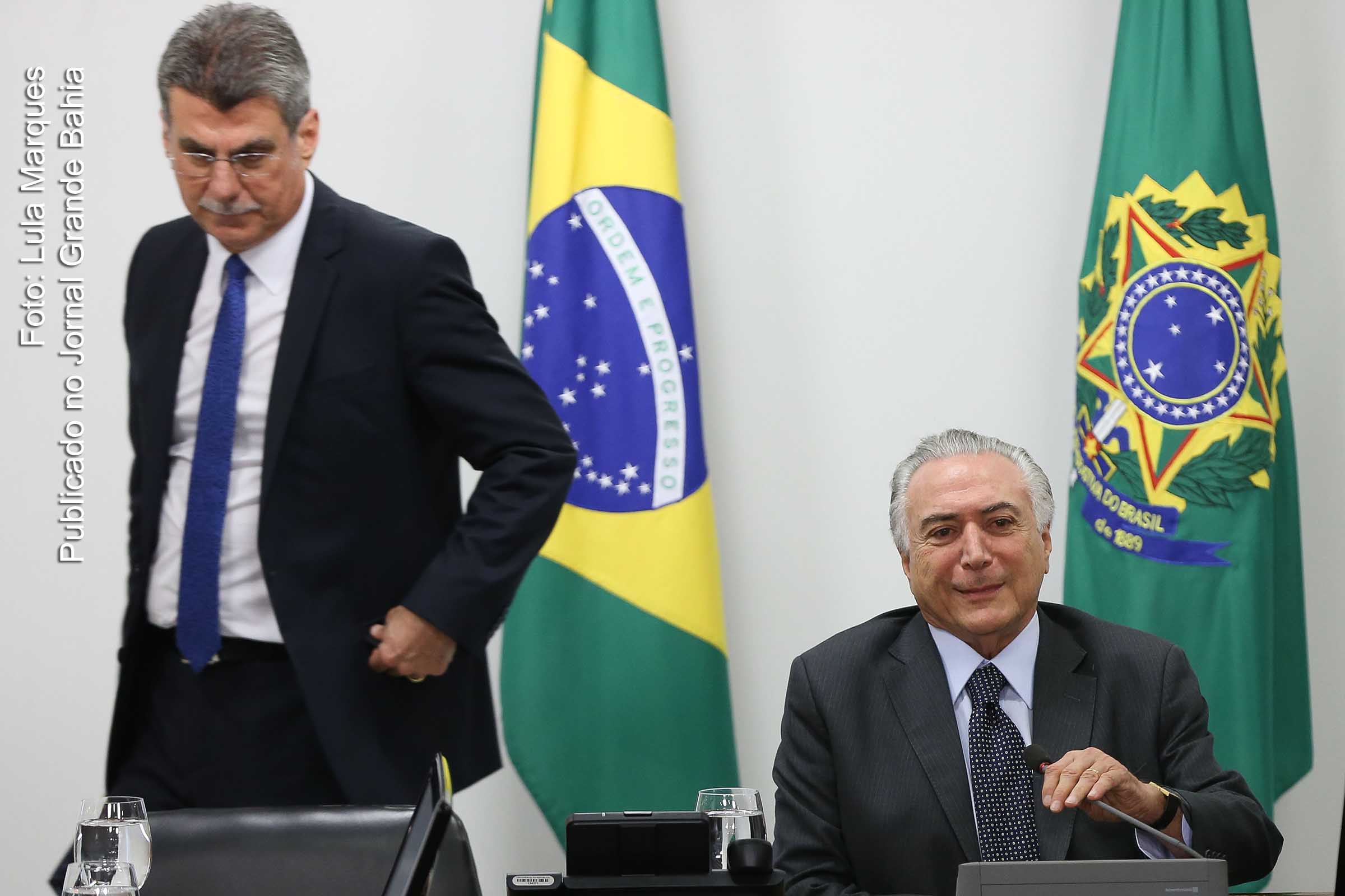Presidente interino Michel Temer diz que está “cortando na carne”, quando, ao lado, passa o ministro decaído pela Lava Jato, Romero Jucá.