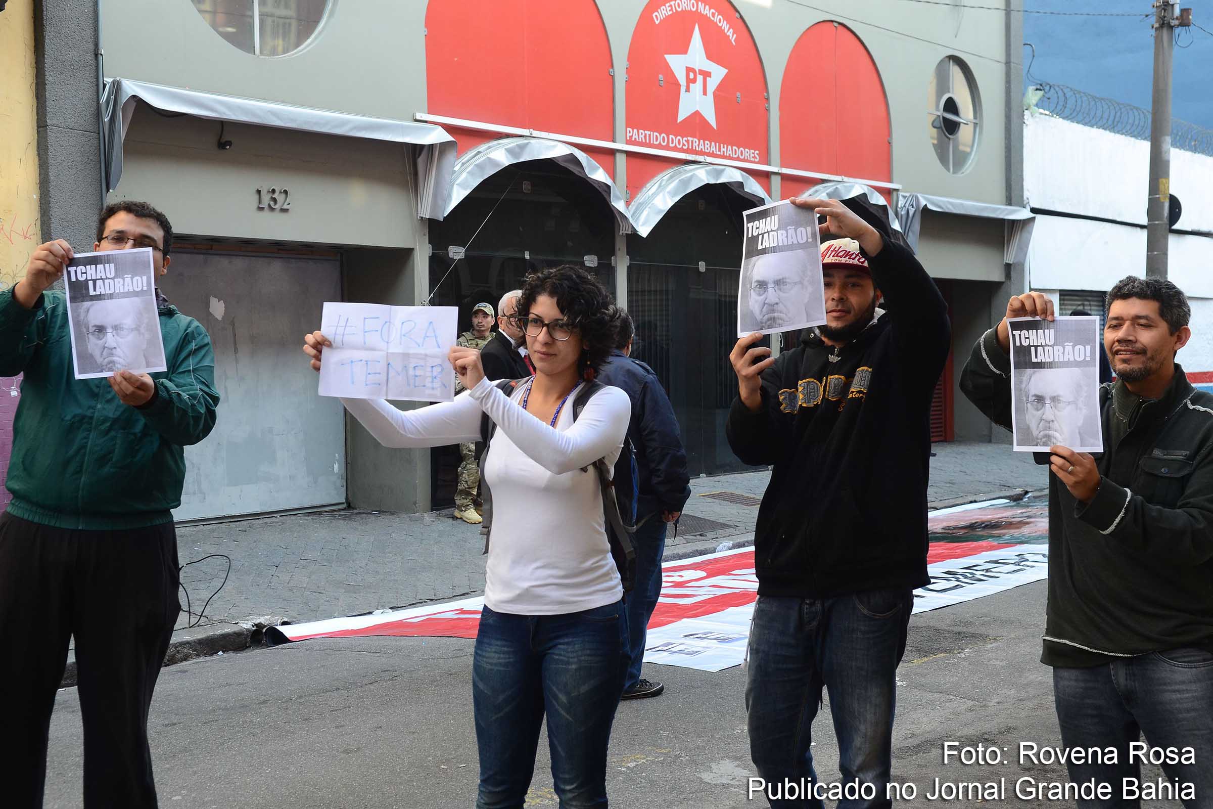 Um grupo de manifestantes fazem protesto em frente à sede do PT, na capital paulista, onde a Polícia Federal cumpre mandado de busca e apreensão.