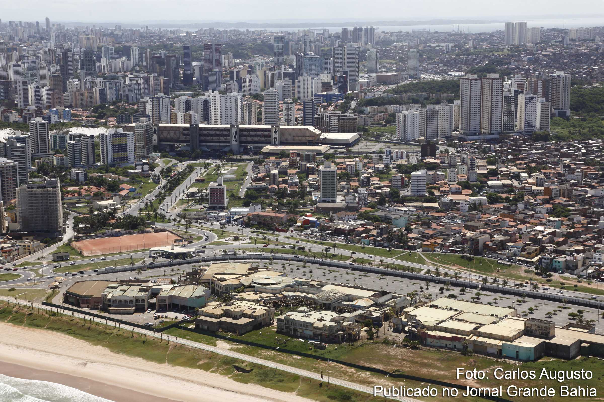 Vista aérea do Centro de Convenções da Bahia, em Salvador.