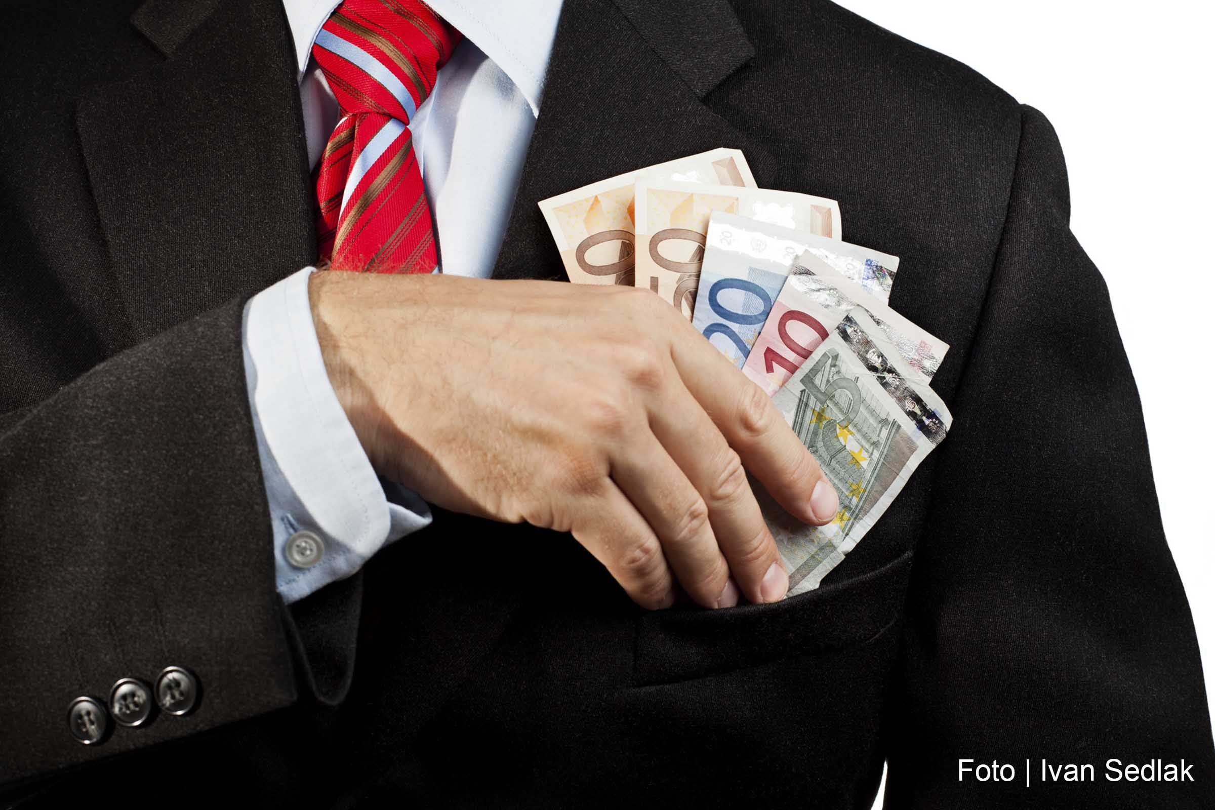 Desde 2003, o governo federal já expulsou 5.910 servidores. Desses, 4.931 foram demitidos; 456 tiveram a aposentadoria cassada; e 523 foram afastados das funções comissionadas.