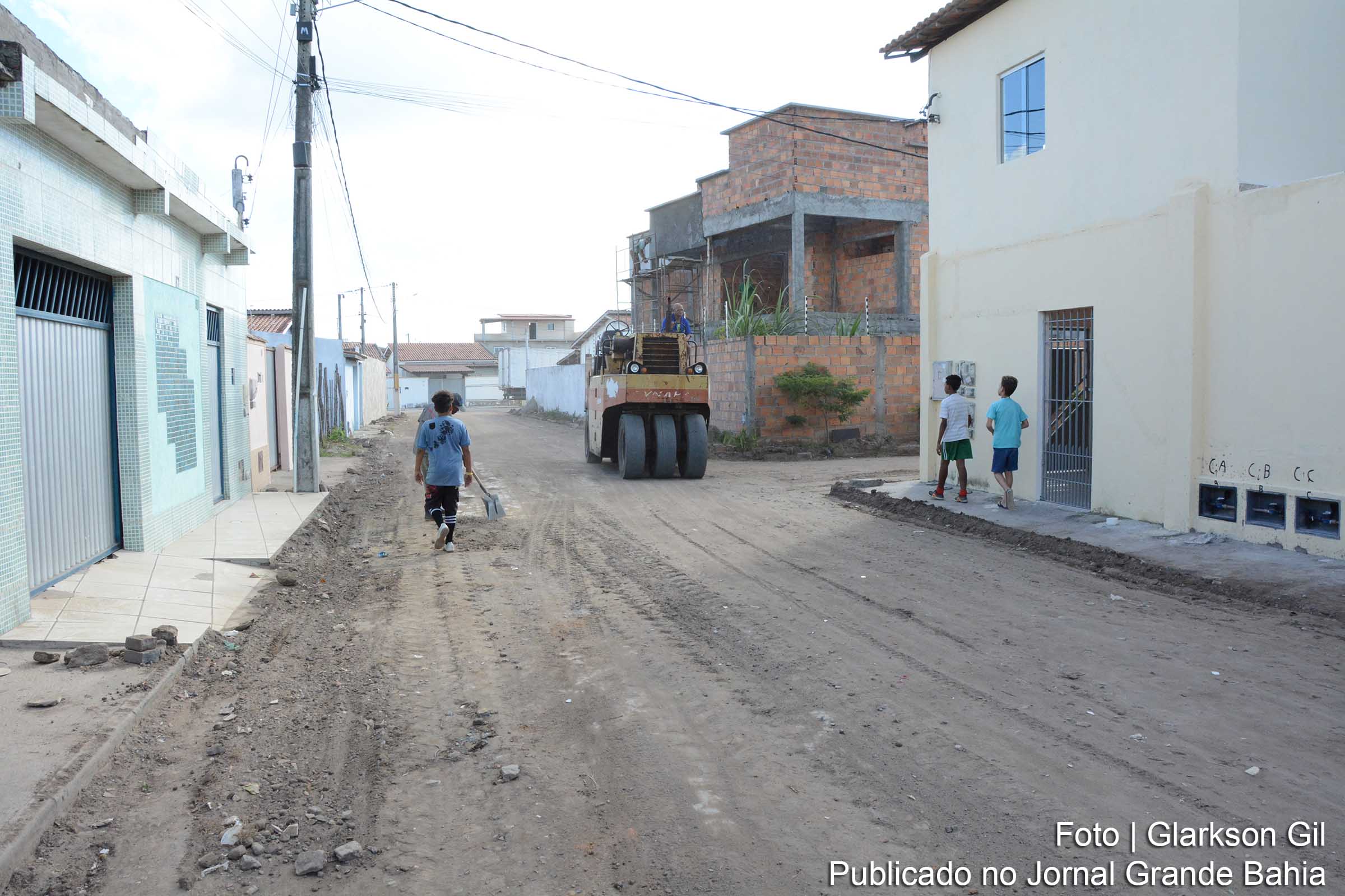Prefeitura de Feira de Santana pavimenta ruas no Campo Limpo.
