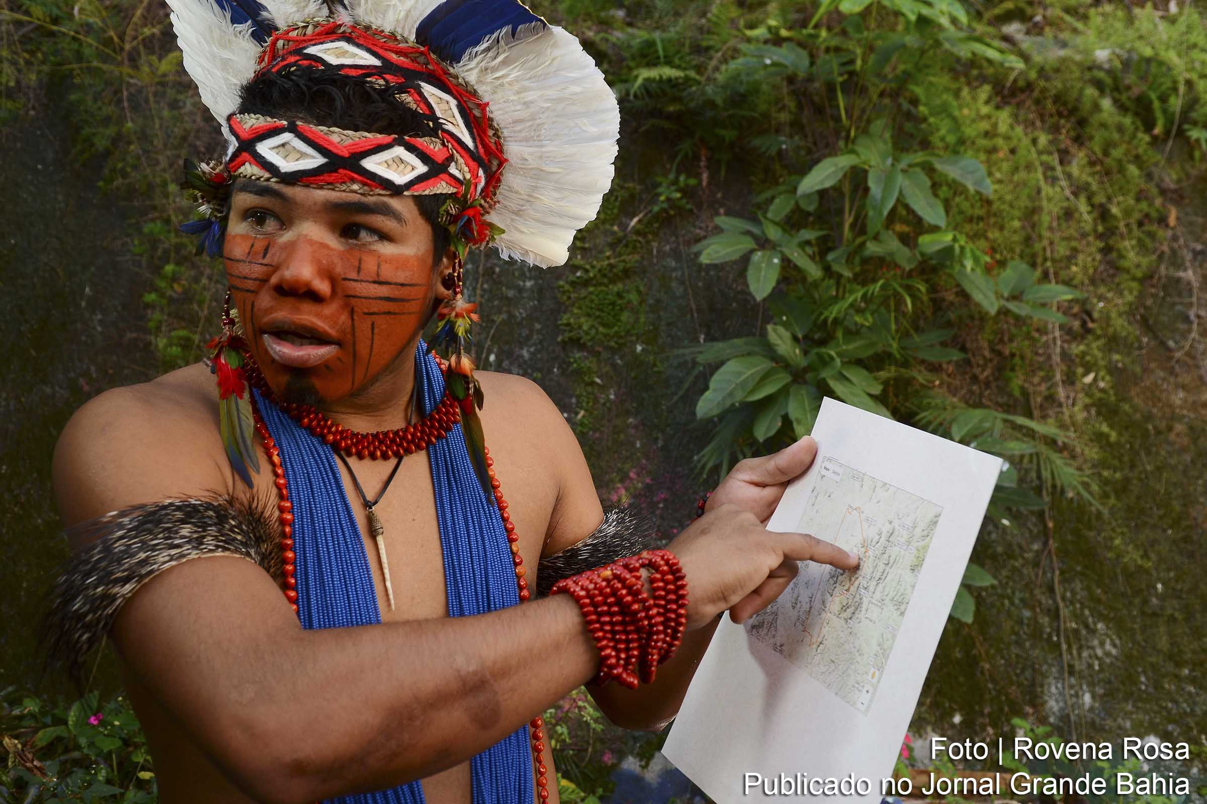O índio Pataxó Hã-hã-hãe, Tawary Titiah, da etnia Baenã, do sul da Bahia, denuncia invasão de suas terras por madeireiros e jagunços para a retirada ilegal de madeira.