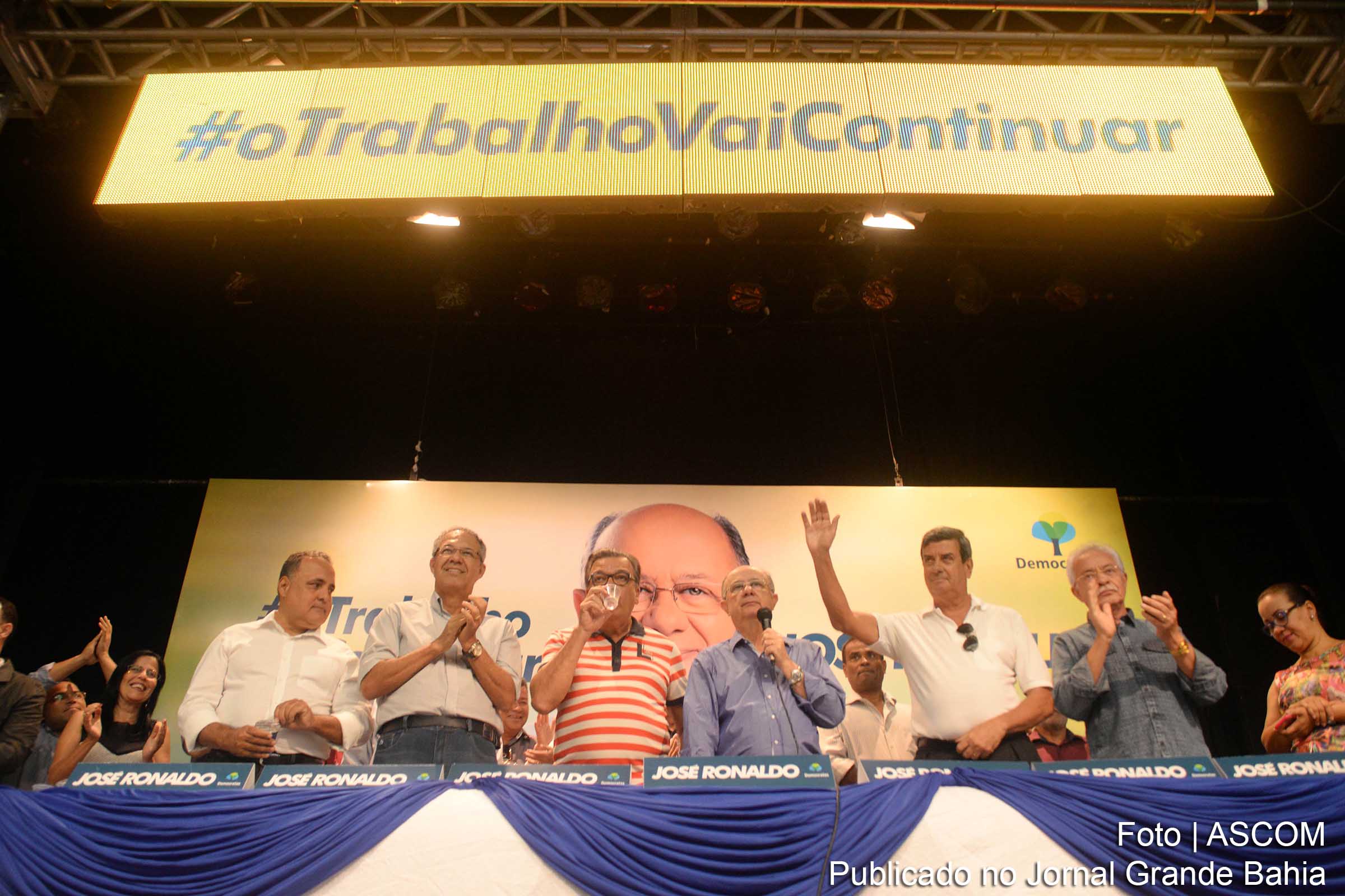 Prefeito José Ronaldo de Carvalho anuncia Colbert Martins Filho como candidato a vice-prefeito, durante evento suprapartidário ocorrido na CDL de Feira de Santana.