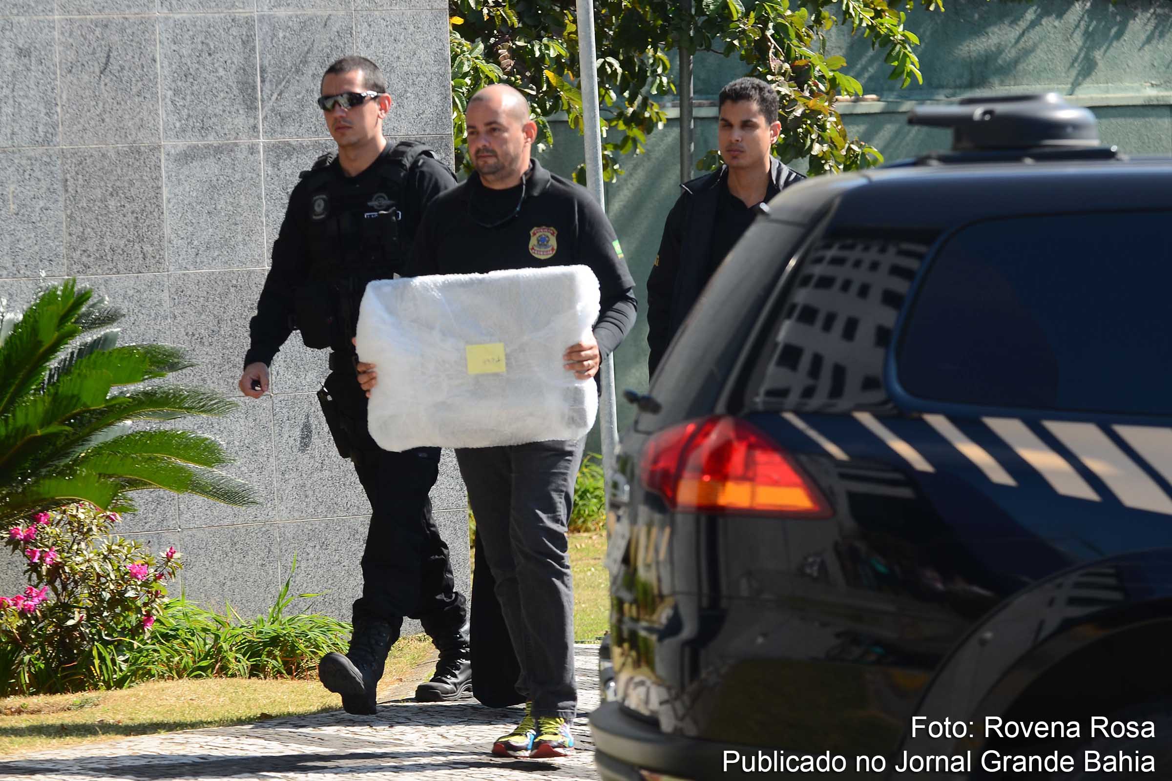 Malotes da 31ª Operação Lava Jato chegam na Superintendência da Polícia Federal.