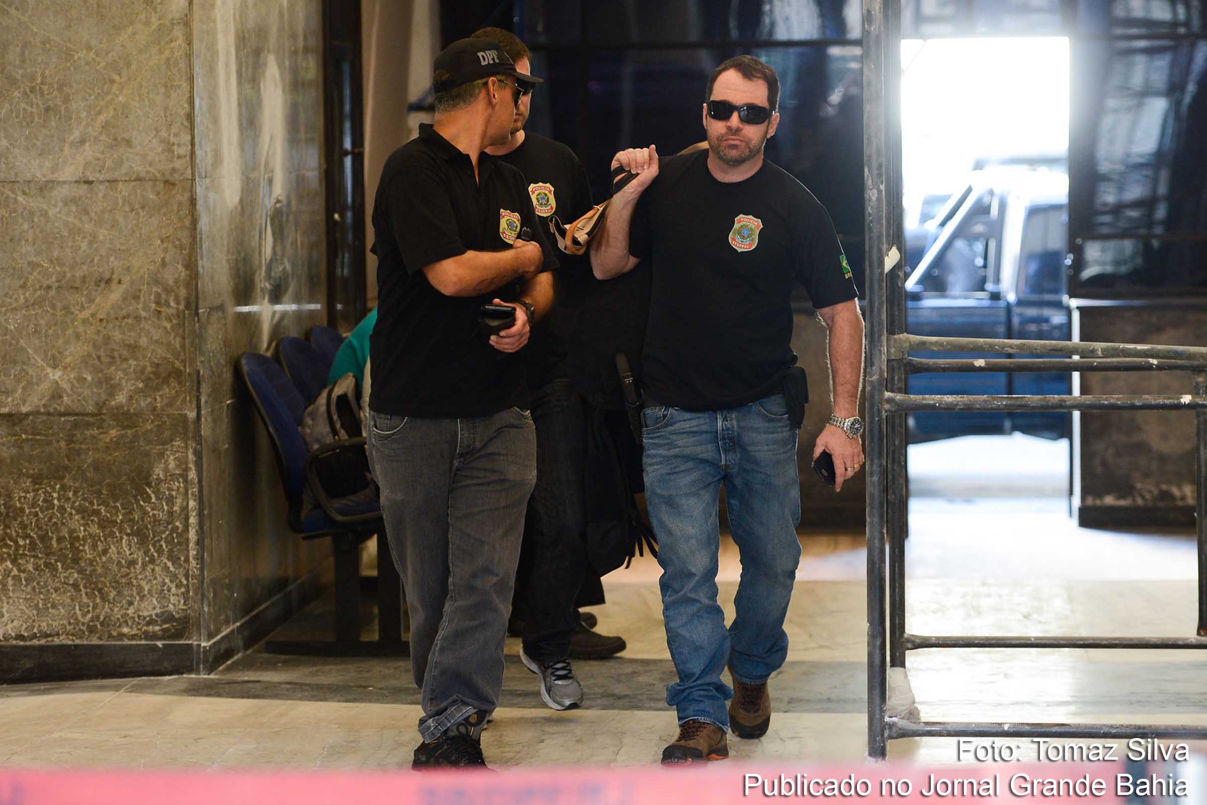 Polícia Federal chega com malotes da Operação Pripyat na sede da polícia no Rio de Janeiro.