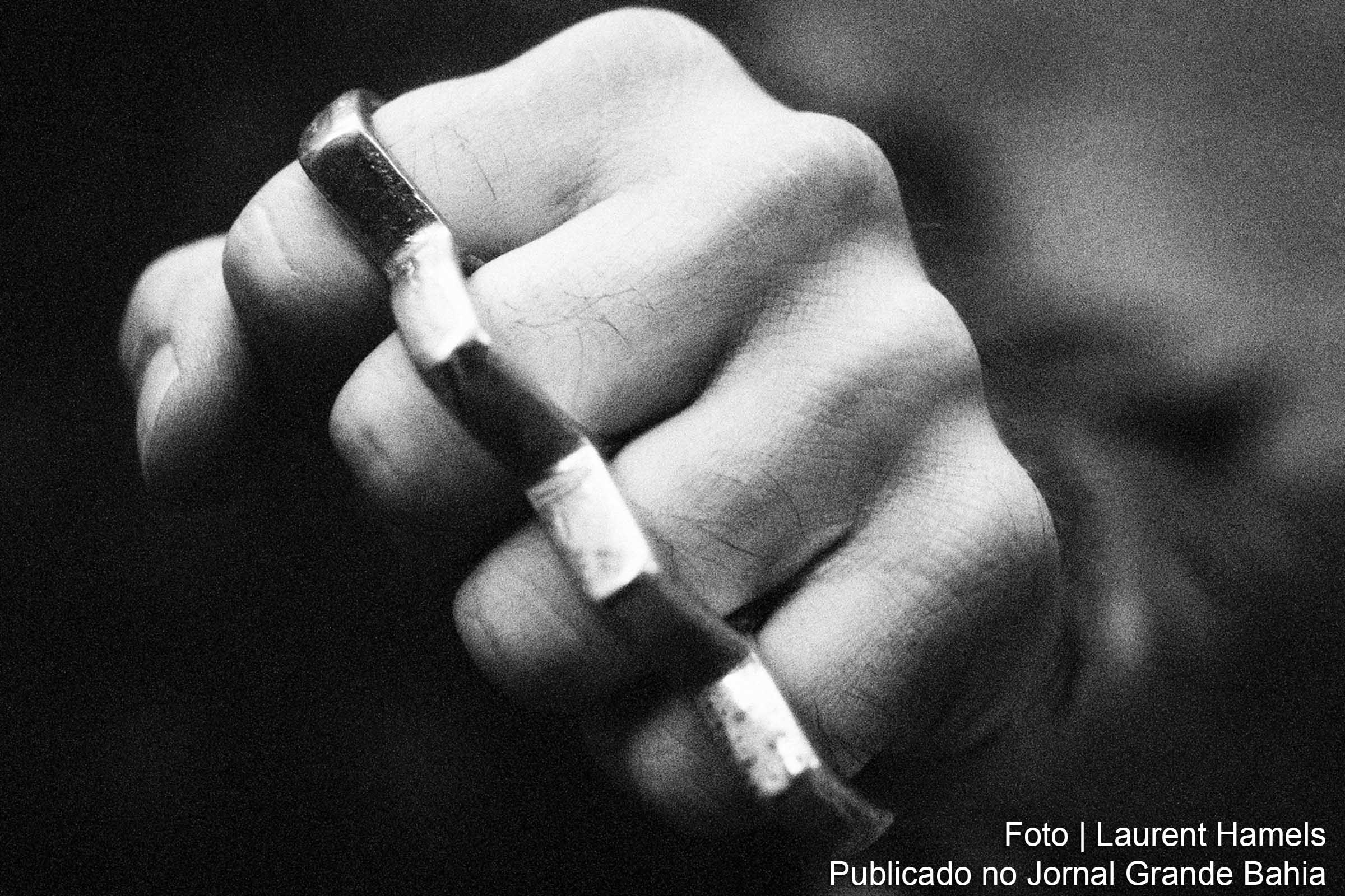 Artigo aborda agressões, abandono, assassinato e suicídio no exercício da profissão de professor.