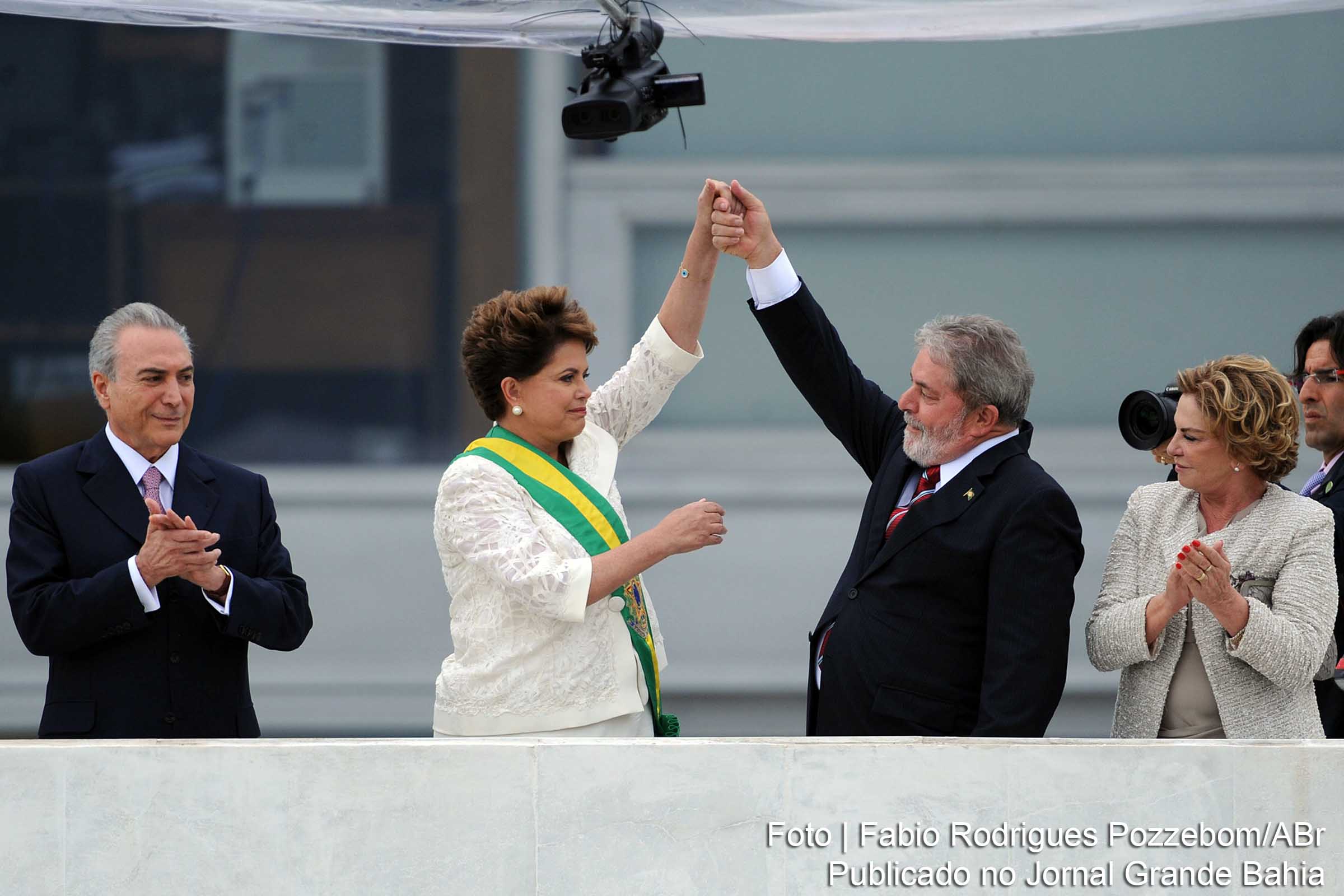 A presidenta Dilma Rousseff recebe a faixa presidencial de Lula, no parlatório do Palácio do Planalto, em 1ª de janeiro de 2010. Ciclo democrático é interrompido por Golpe Parlamentar. Poder da República retorna aos conservadores vinculados ao Golpe Civil/Militar de 1964.
