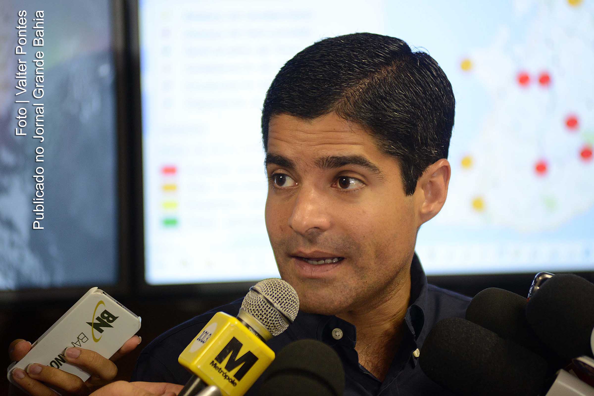 Prefeito Antônio Carlos Peixoto de Magalhães Neto (ACM Neto). Vice-prefeita diz ao Jornal A Tarde que existe superfaturamento em obras da gestão de ACM Neto.