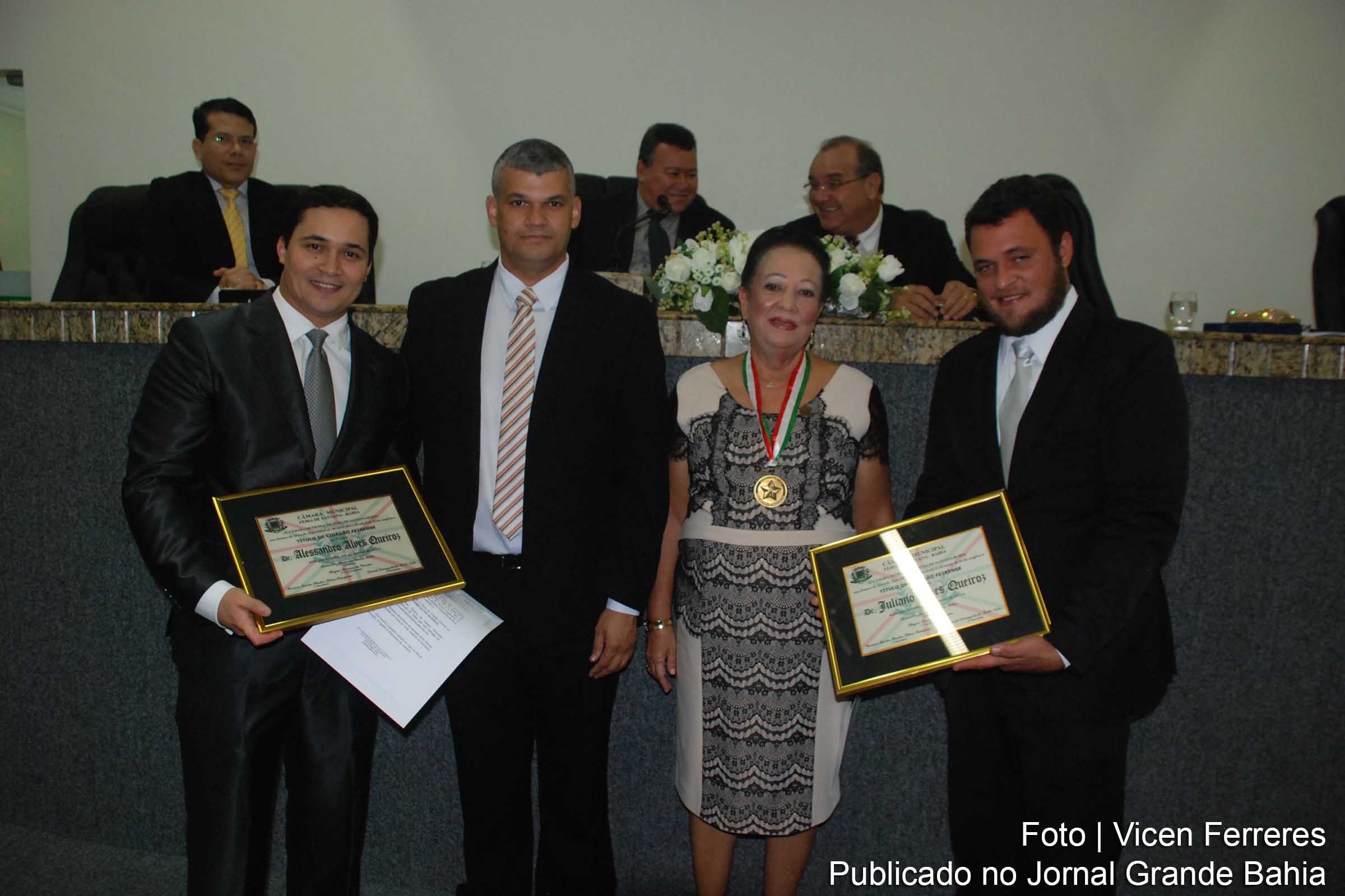 Alessandro Alves Queiroz, vereador Pablo Roberto, Alaíde Barreto Carneiro e Juliano Alves Queiroz, durante solenidade na Câmara Municipal de Feira de Santana.