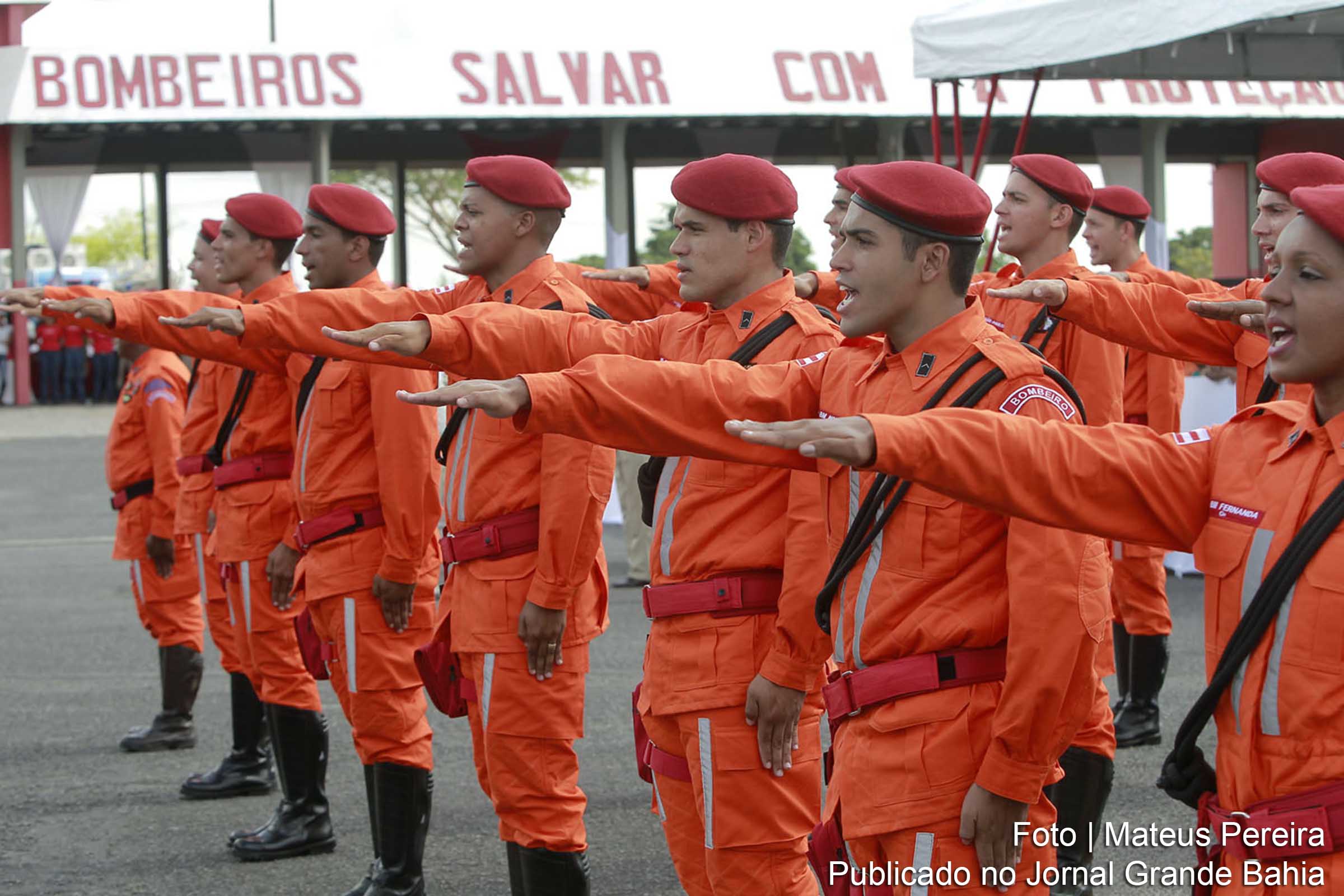 Formatura de 23 soldados do Corpo de Bombeiros no 10º Grupamento de Bombeiros Militares em Simões Filho, contou com a presença de Maurício Barbosa, secretário de segurança pública e André Curvello, secretário de comunicação do governo do estado.