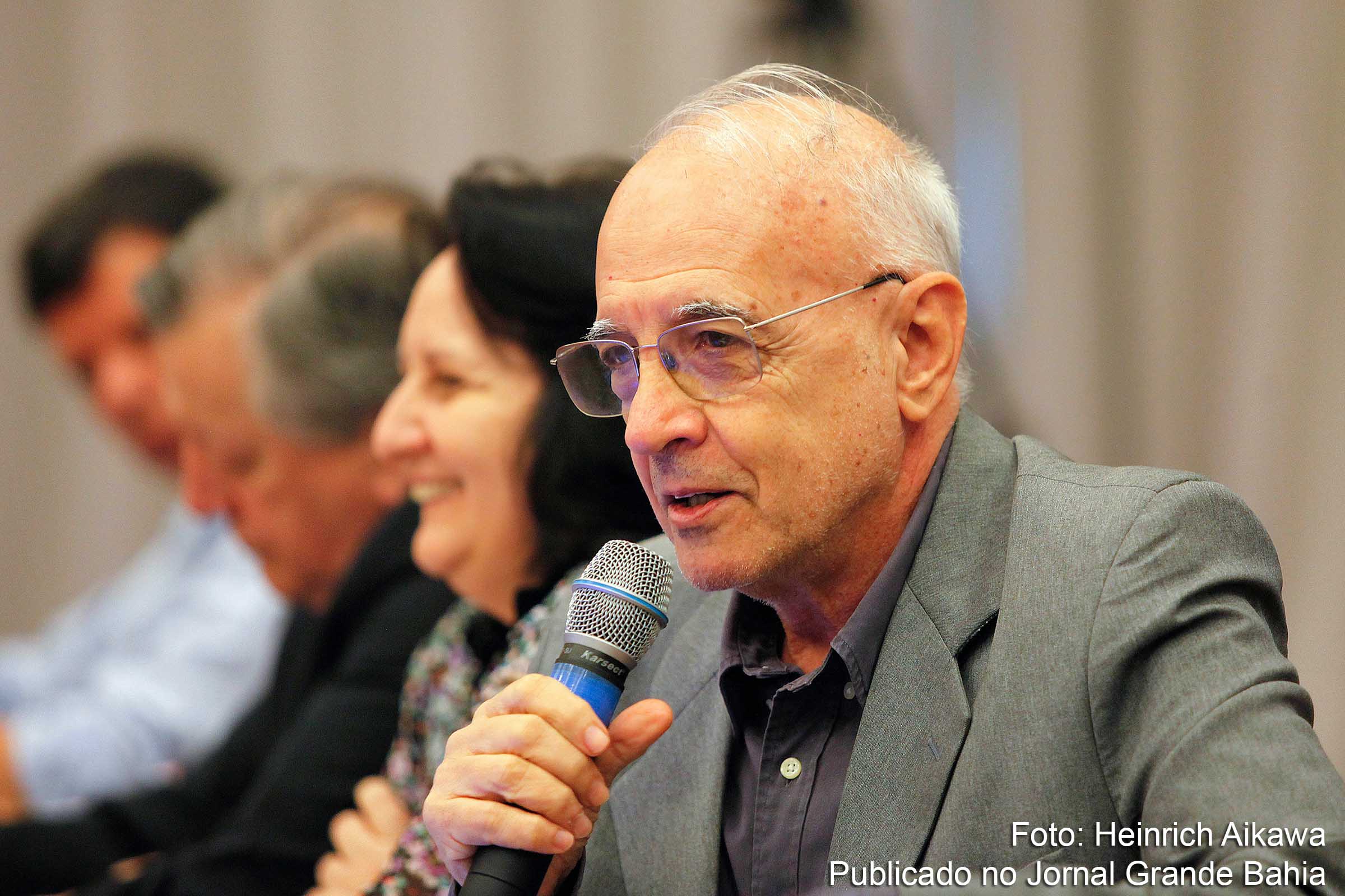 Emir Simão Sader é um sociólogo e cientista político brasileiro. De origem libanesa, é graduado em Filosofia pela Universidade de São Paulo, mestre em filosofia política e doutor em ciência política por essa mesma instituição.