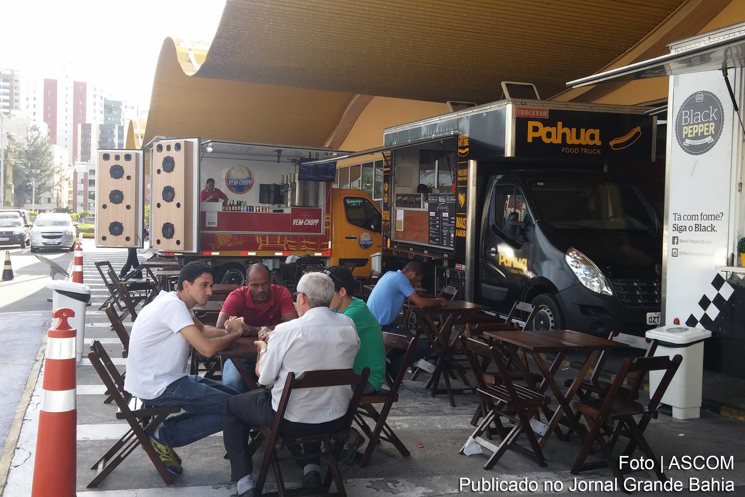 Food trucks estão estacionados no Costa Azul, em Salvador.
