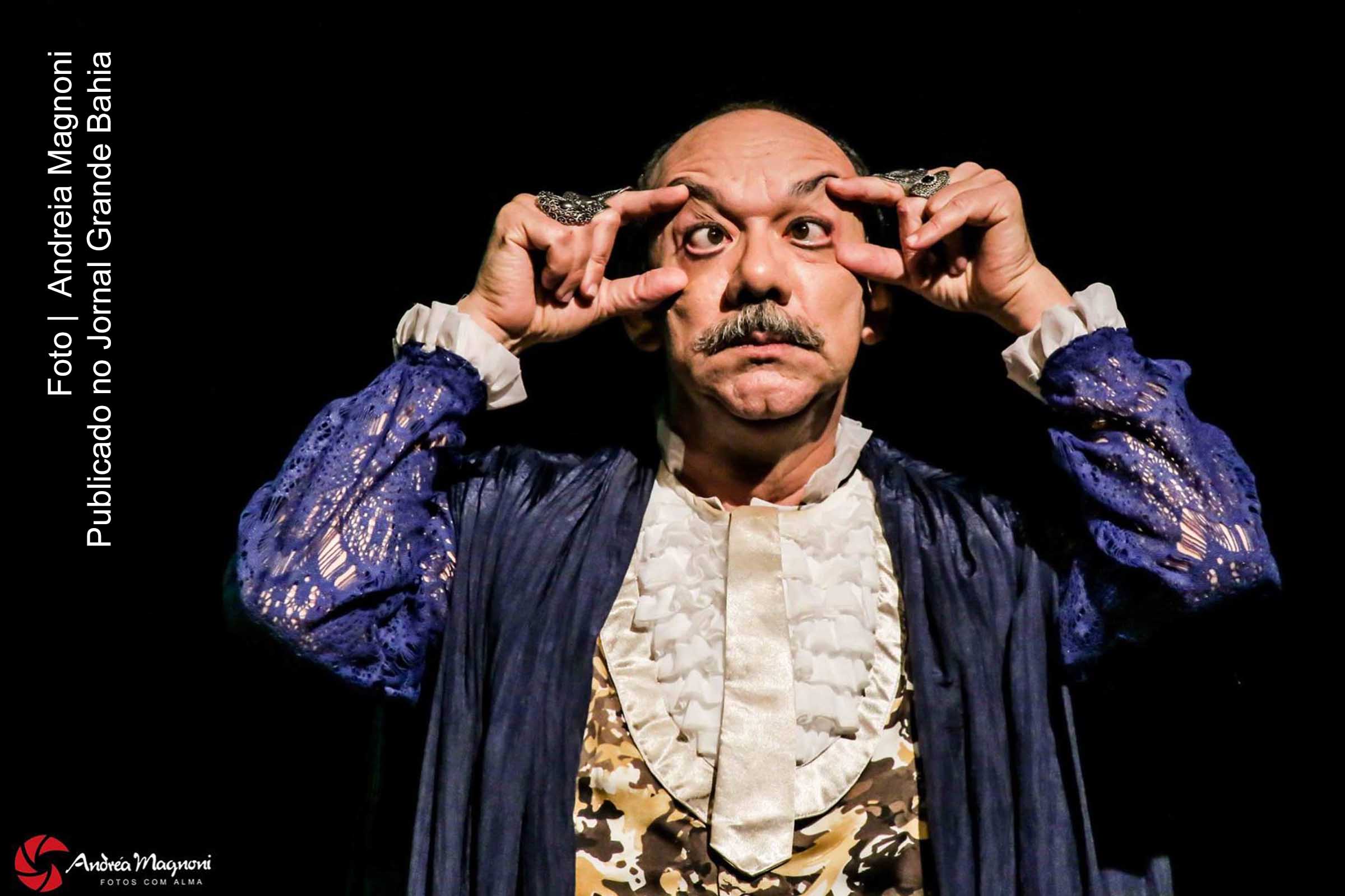 Frank Menezes em cena do espetáculo solo 'O Corrupto'.