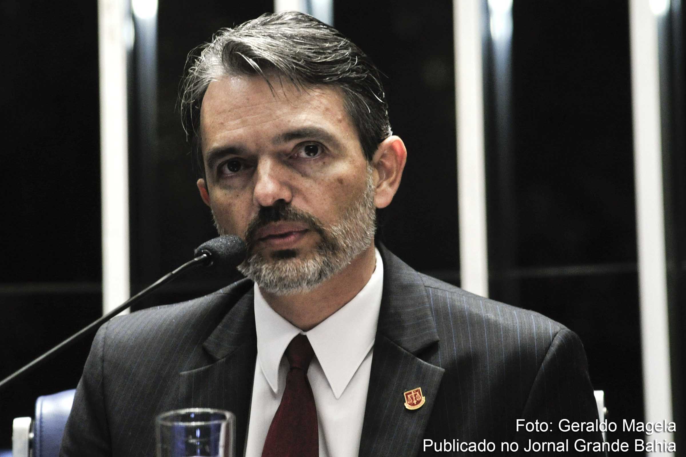 O procurador do Tribunal de Contas da União (TCU), Júlio Marcelo de Oliveira (informante), é acusado de conspirar para derrubar governo democrático.