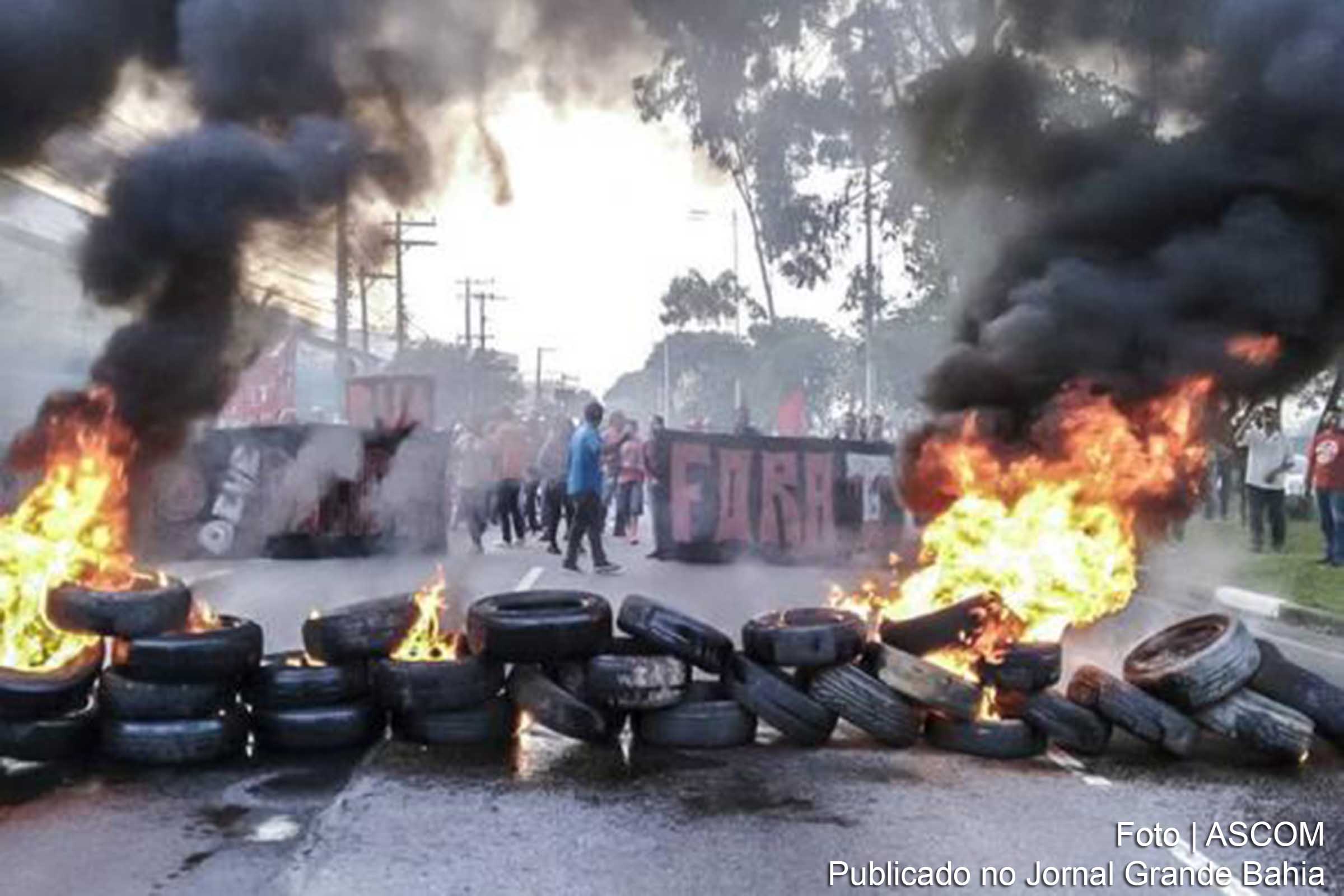 Manifestantes que pedem a saída do presidente interino Michel Temer bloqueiam a Marginal Pinheiros.