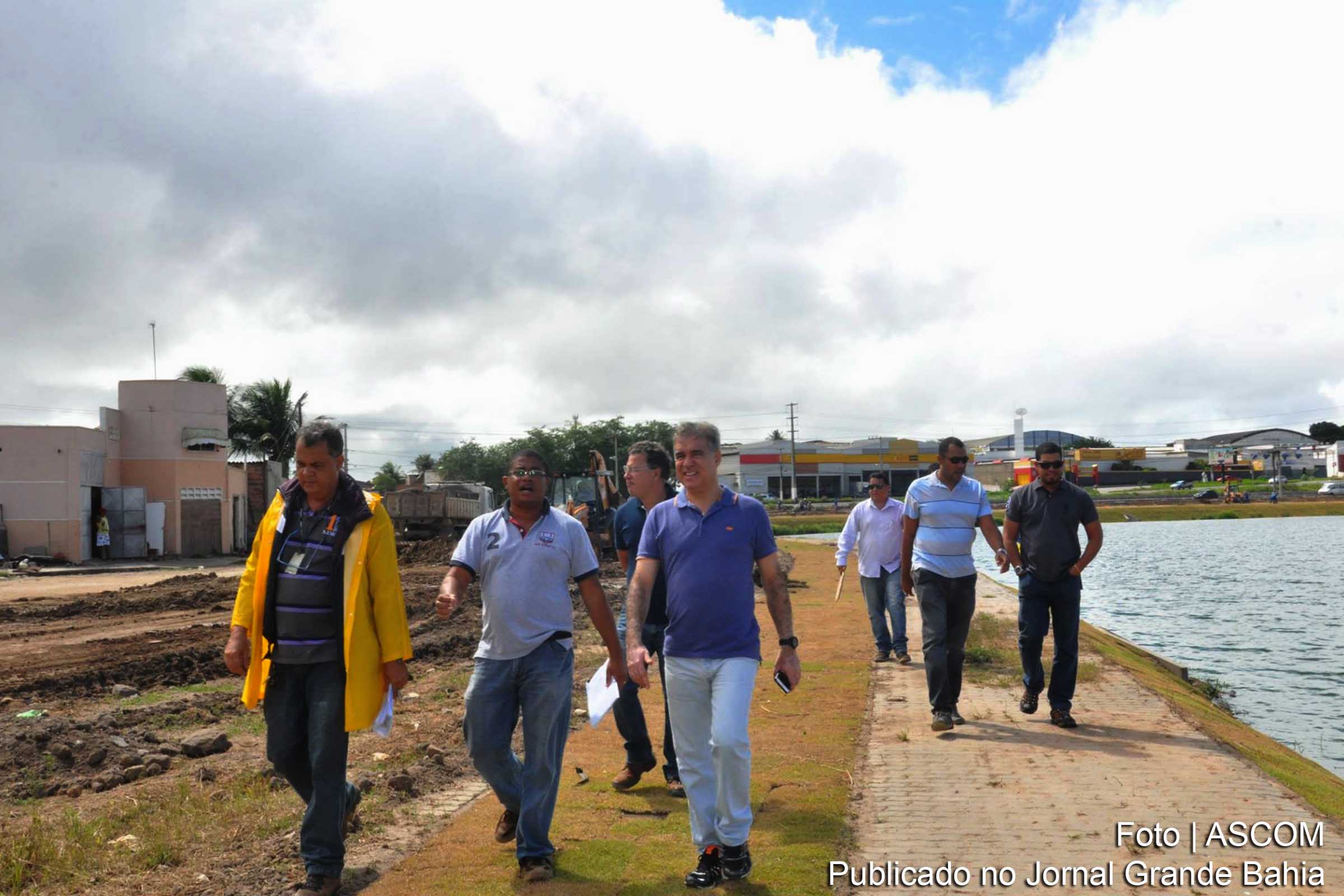Deputado estadual José Cerqueira Neto (Zé Neto, PT) inspeciona obras da Lagoa Grande concluídas.