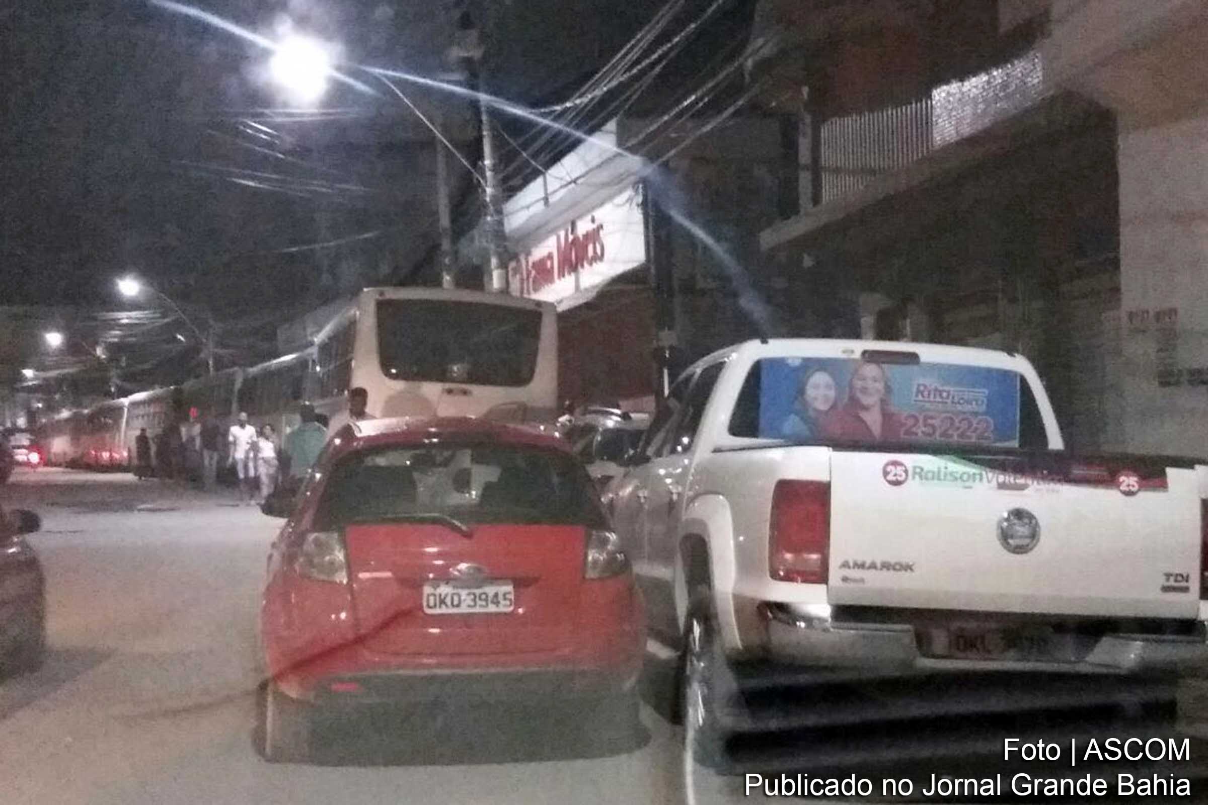 Campanha de Tonha Magalhães utiliza ônibus escolares para transportar eleitores até comício com ACM Neto.